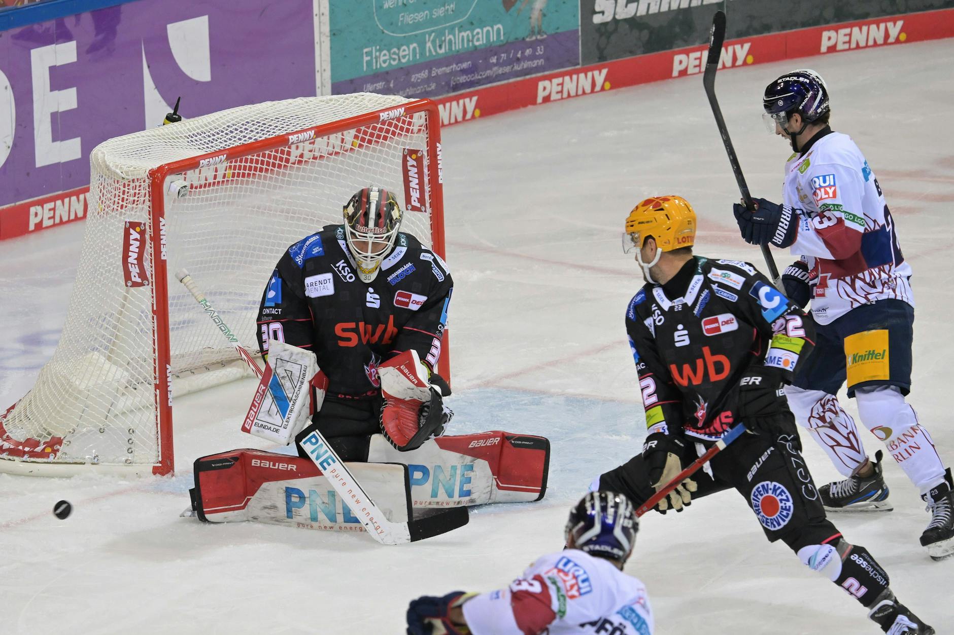 Am Penguins-Goalie Krister Gudlevskis gab es am Dienstagabend für die Eisbären Berlin einfach kein Vorbeikommen.