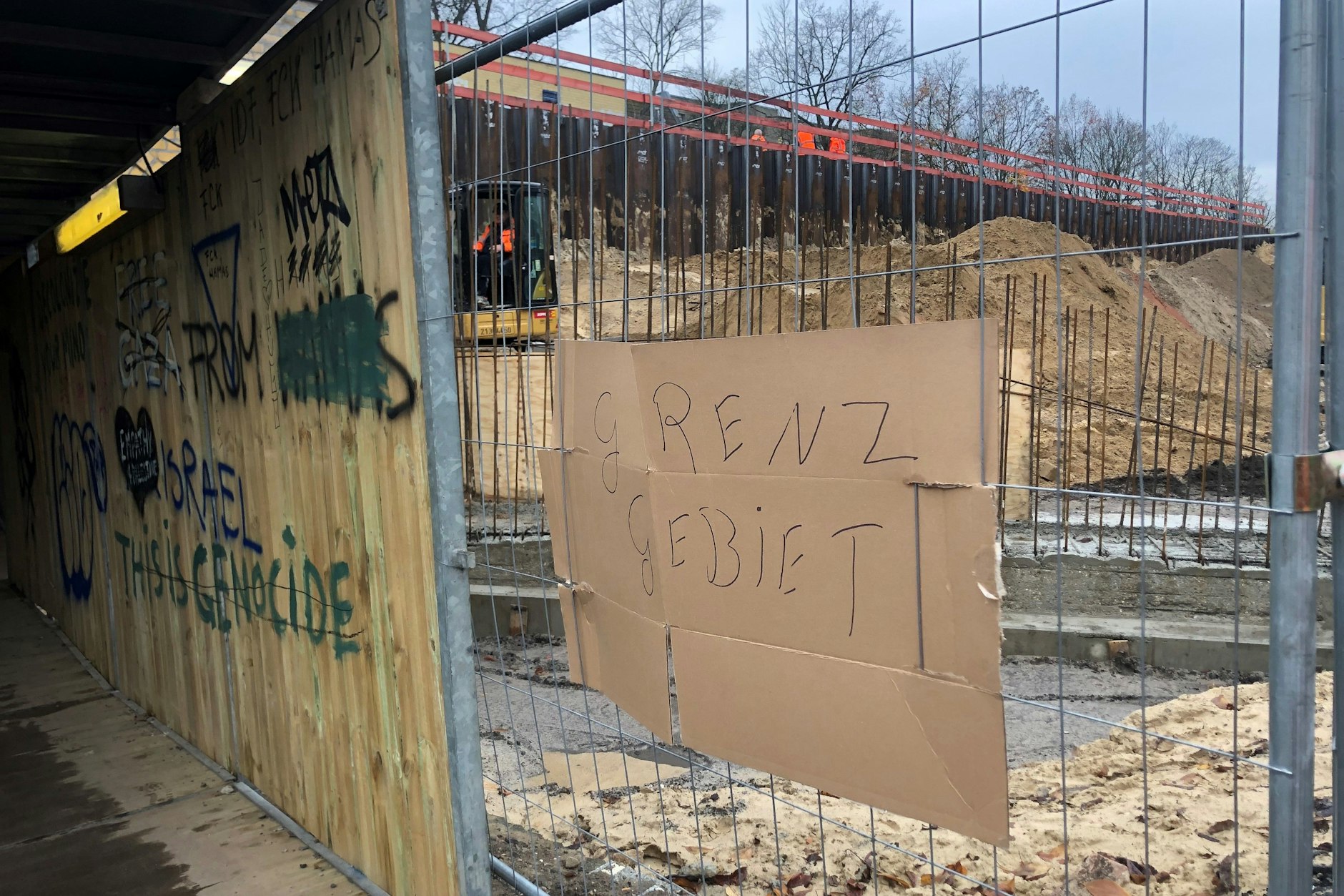 Hier müssen Fußgänger und Radfahrer durch, wenn sie an der Wollankstraße von West nach Ost wollen.