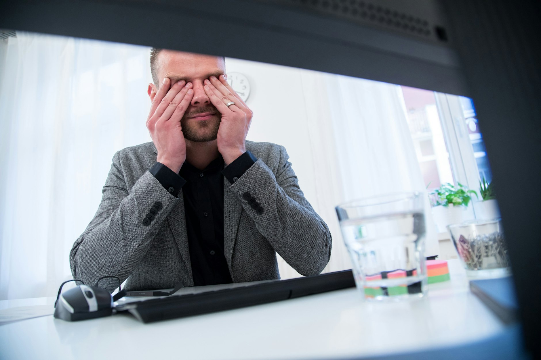 Langes Arbeiten am Bildschirm kann das Computer Vision Syndrom verursachen, mit Symptomen wie Augenbrennen und Kopfschmerzen.