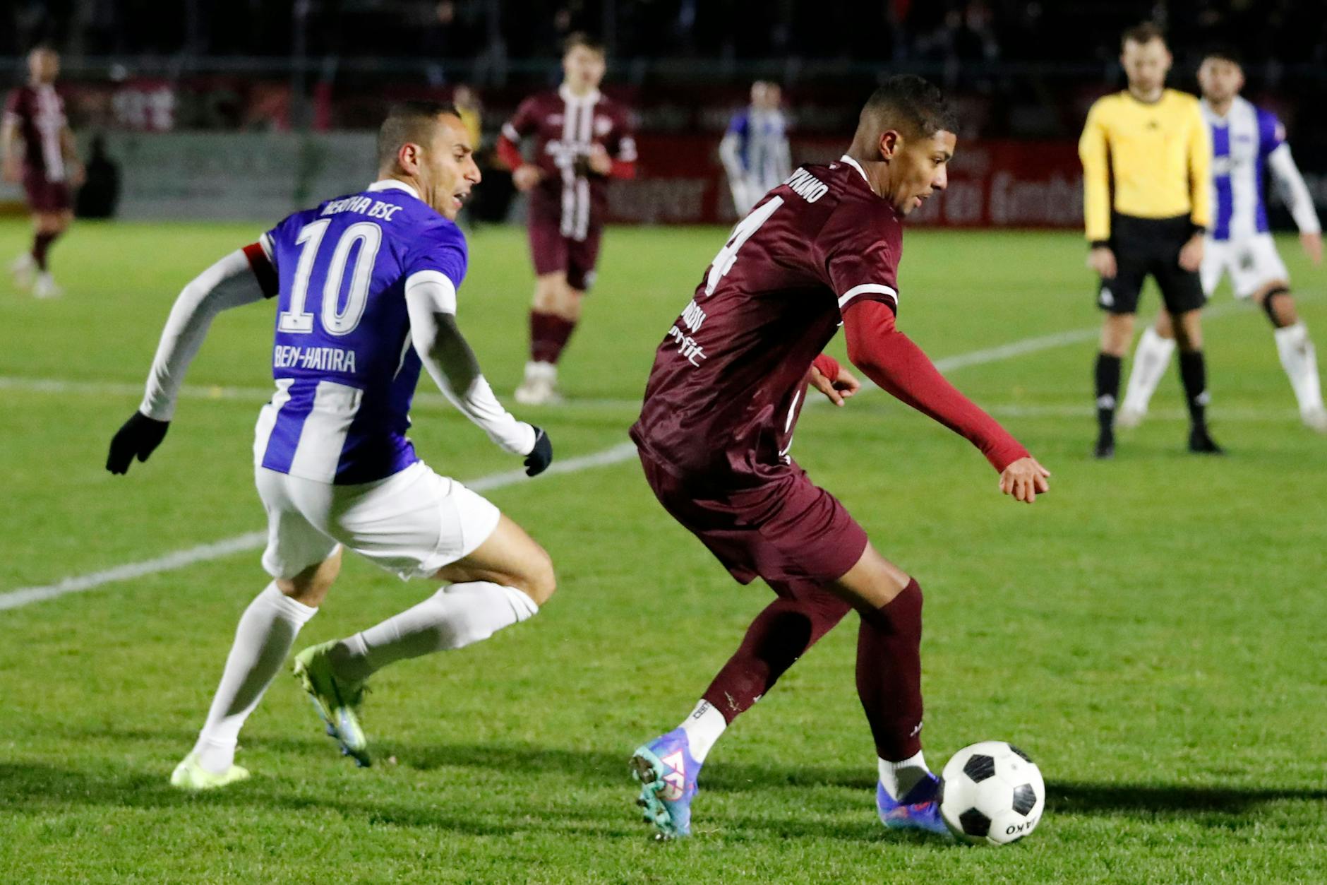 Kaum auf dem Platz, kocht Amiro Amadou (r.) gleich mal Herthas Altstar Änis Ben-Hatira ab.