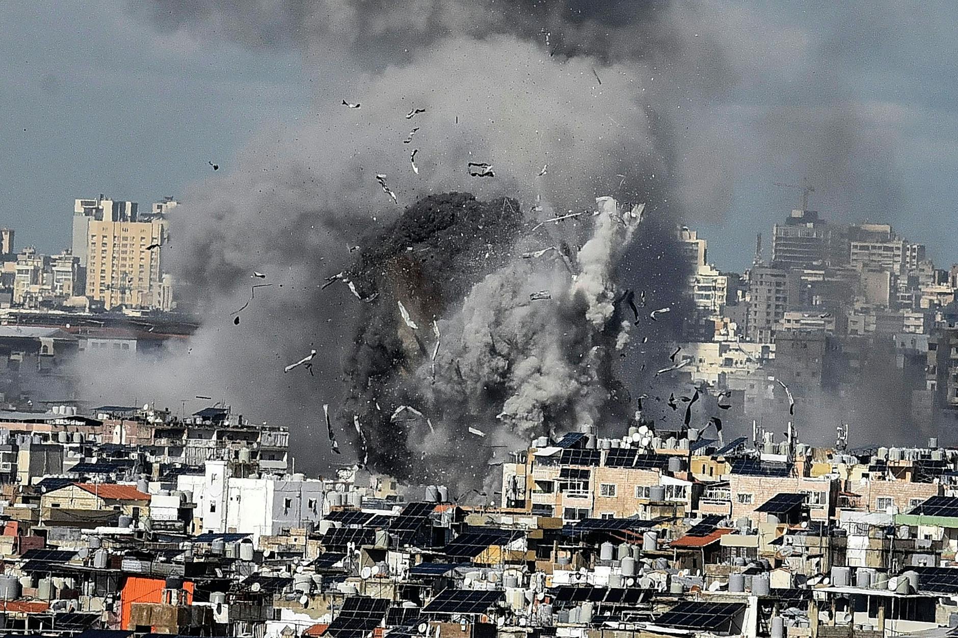 Auch am Dienstag gingen die Angriffe Israels auf Ziele der libanesischen Schiitenmiliz Hisbollah weiter. Nun will Israel laut Premierminister Benjamin Netanjahu aber eine Waffenruhe.