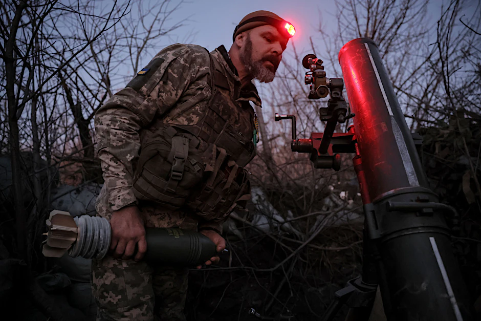 Ein ukrainischer Soldat in der Nähe der strategisch wichtigen Stadt Tschassiw Jar. Allein in den vergangenen drei Monaten verzeichnete die Ukraine so große Gebietsverluste wie seit Kriegsbeginn nicht mehr.