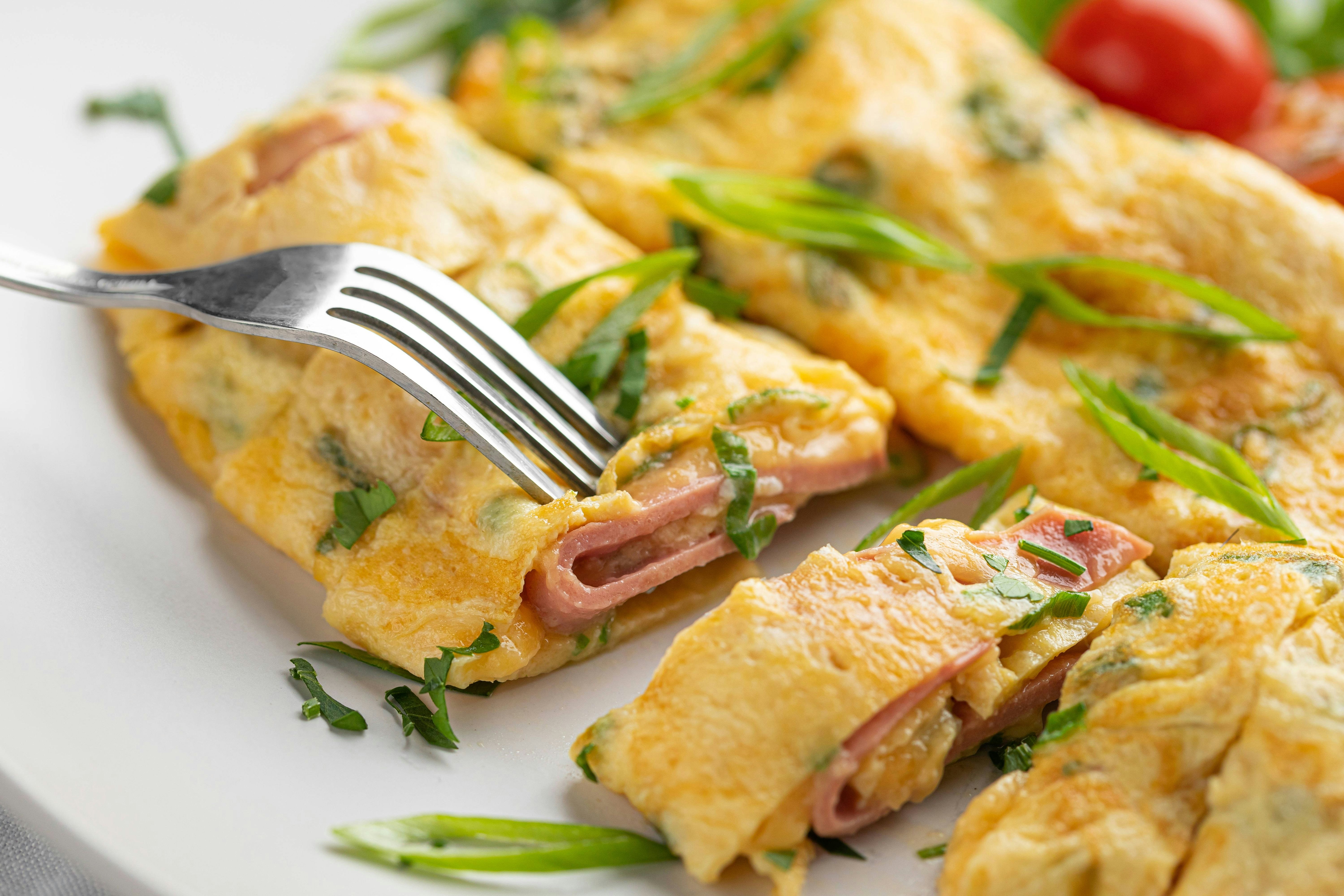 Blitzschnell gemacht: Rezept für Omelette mit Schinken und Mandeln