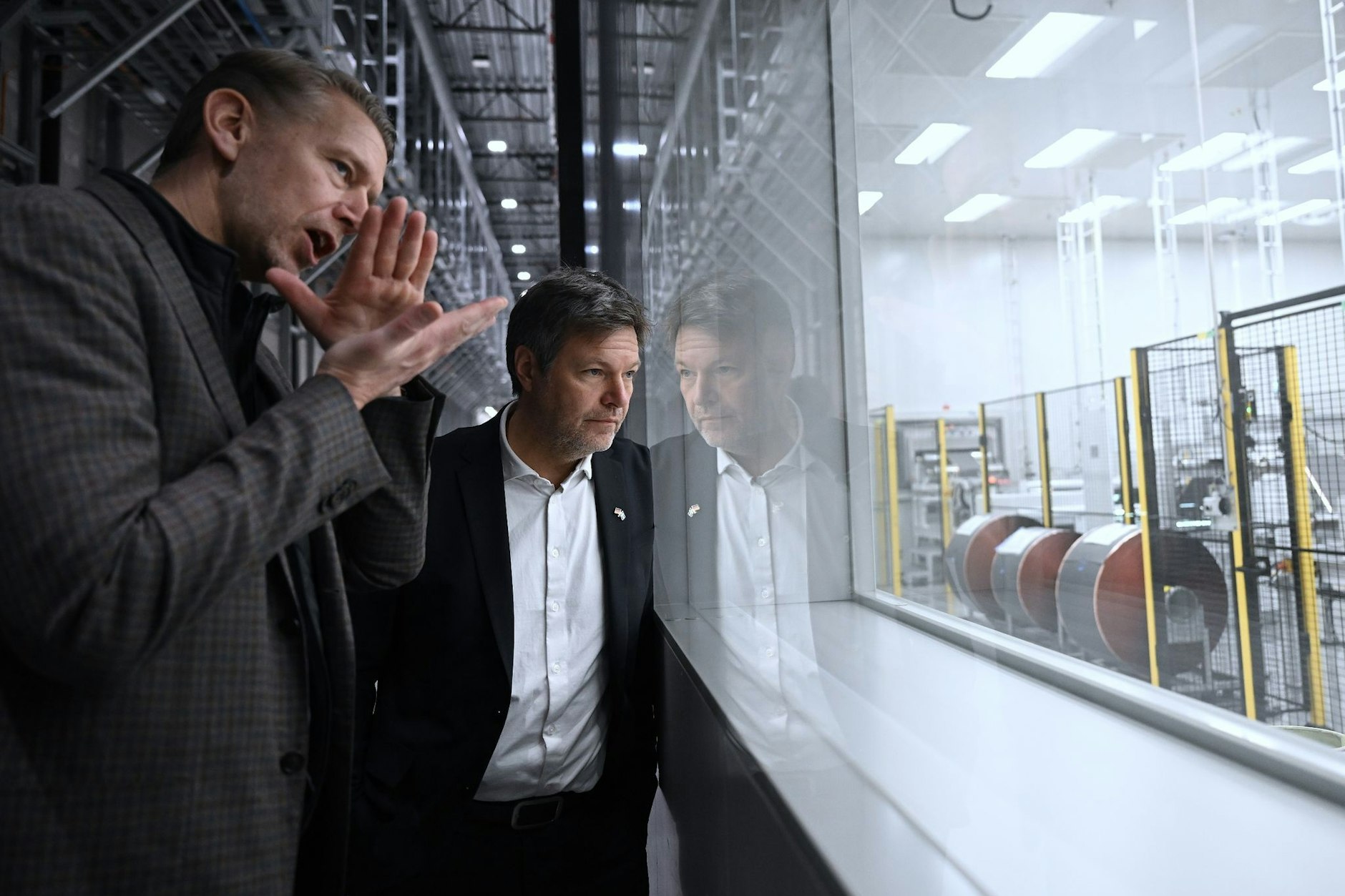 Wirtschaftsminister Robert Habeck (r.) mit Northvolt-Chef Peter Carlsson in Vasteras in Schweden – scheitert der Batteriehersteller?