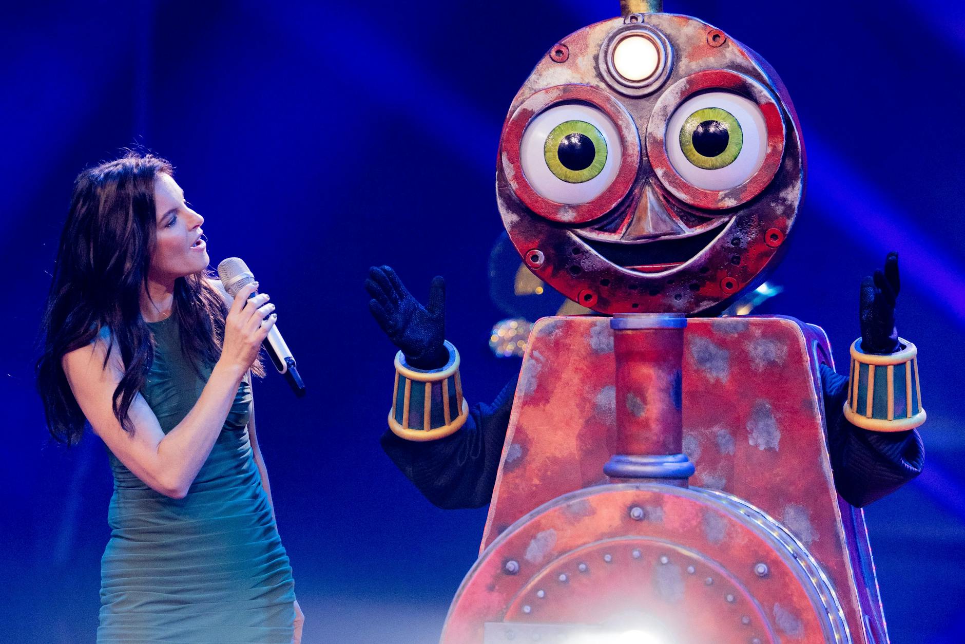 Auch eine kleine Lokomotive steht bei „Masked Singer“ auf der Bühne – hier mit Sängerin Yvonne Catterfeld.