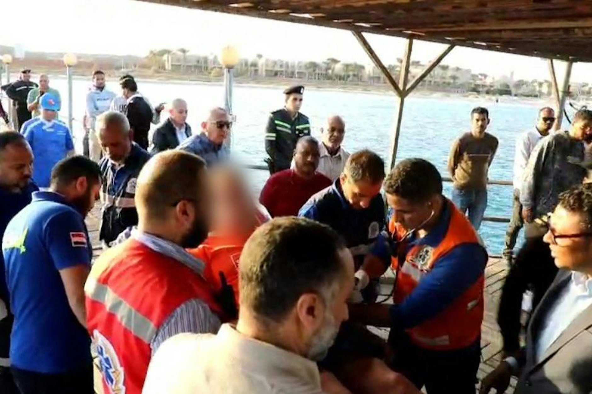 Rettungskräfte arbeiten auf einem Steg in Marsa Alam in Ägypten, helfen offenbar geretteten Passagieren der „Sea Story“.