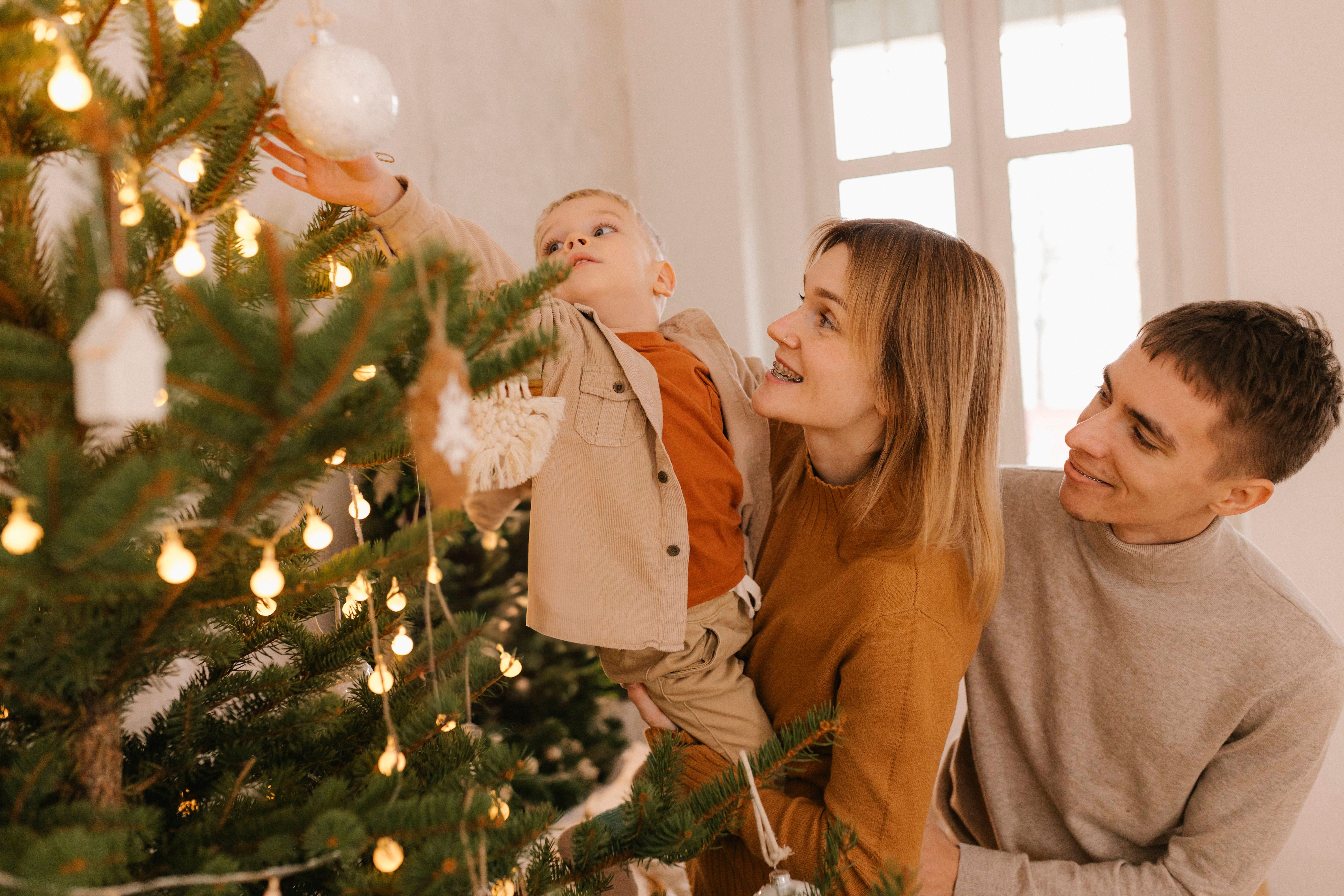 Laut Horoskop: Weihnachten wird für drei Sternzeichen voller Liebe