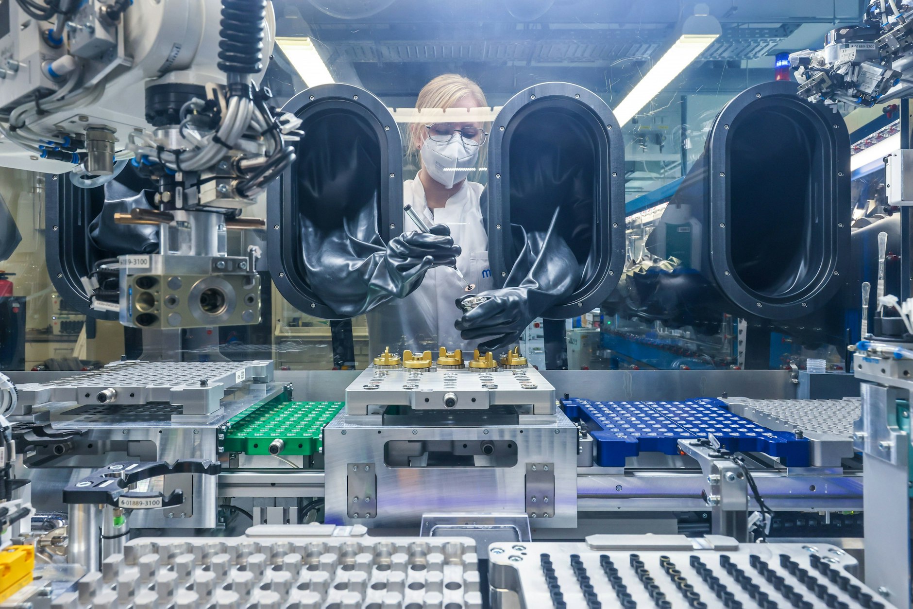 Im Münsteraner MEET-Batterieforschungszentrum arbeitet eine Doktorandin an der Weiterentwicklung der teuren Lithium-Ionen-Akkumulatoren.