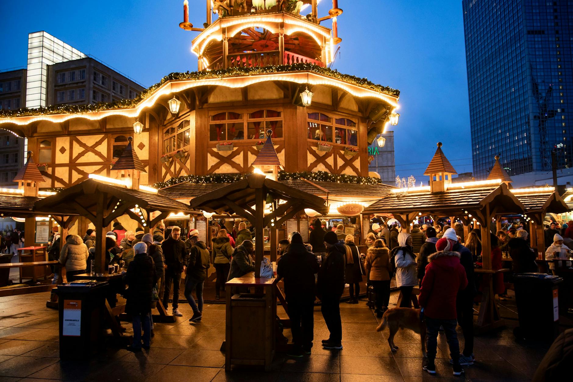 Menschen besuchen den Weihnachtsmarkt am Alexanderplatz und vor dem Roten Rathaus in Berlin-Mitte.