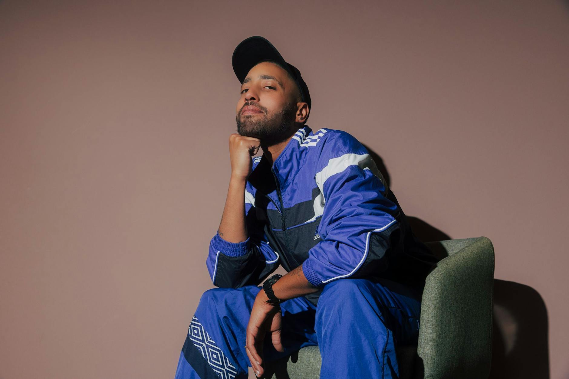 Dominik Djialeu gründete vor zehn Jahren die queere HipHop-Partyreihe Berries, um eine inklusive Feierkultur in Berlin zu schaffen.