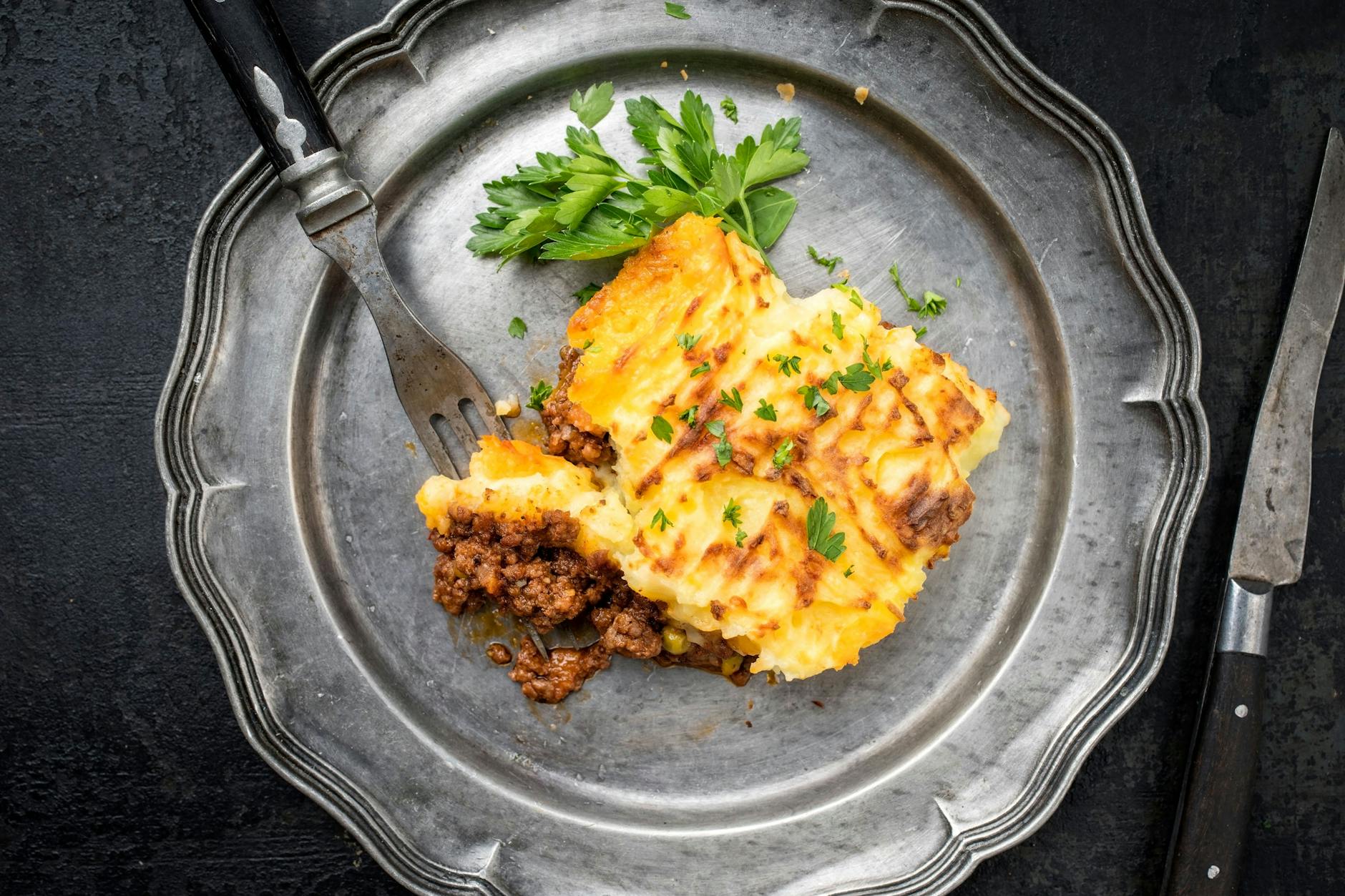 Sieht nicht nur extrem lecker aus, sondern schmeckt auch hervorragend: Shepherds Pie! Wie Sie Hackfleisch mit Kartoffelbrei überbacken, lesen Sie in unserem Rezept.