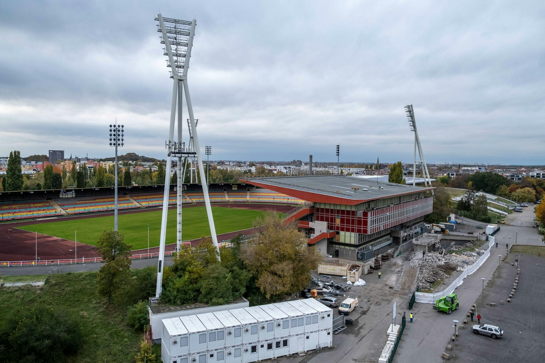Noch steht das Jahnstadion, Bagger haben bisher nur den Eingang zur Tribüne platt gemacht.