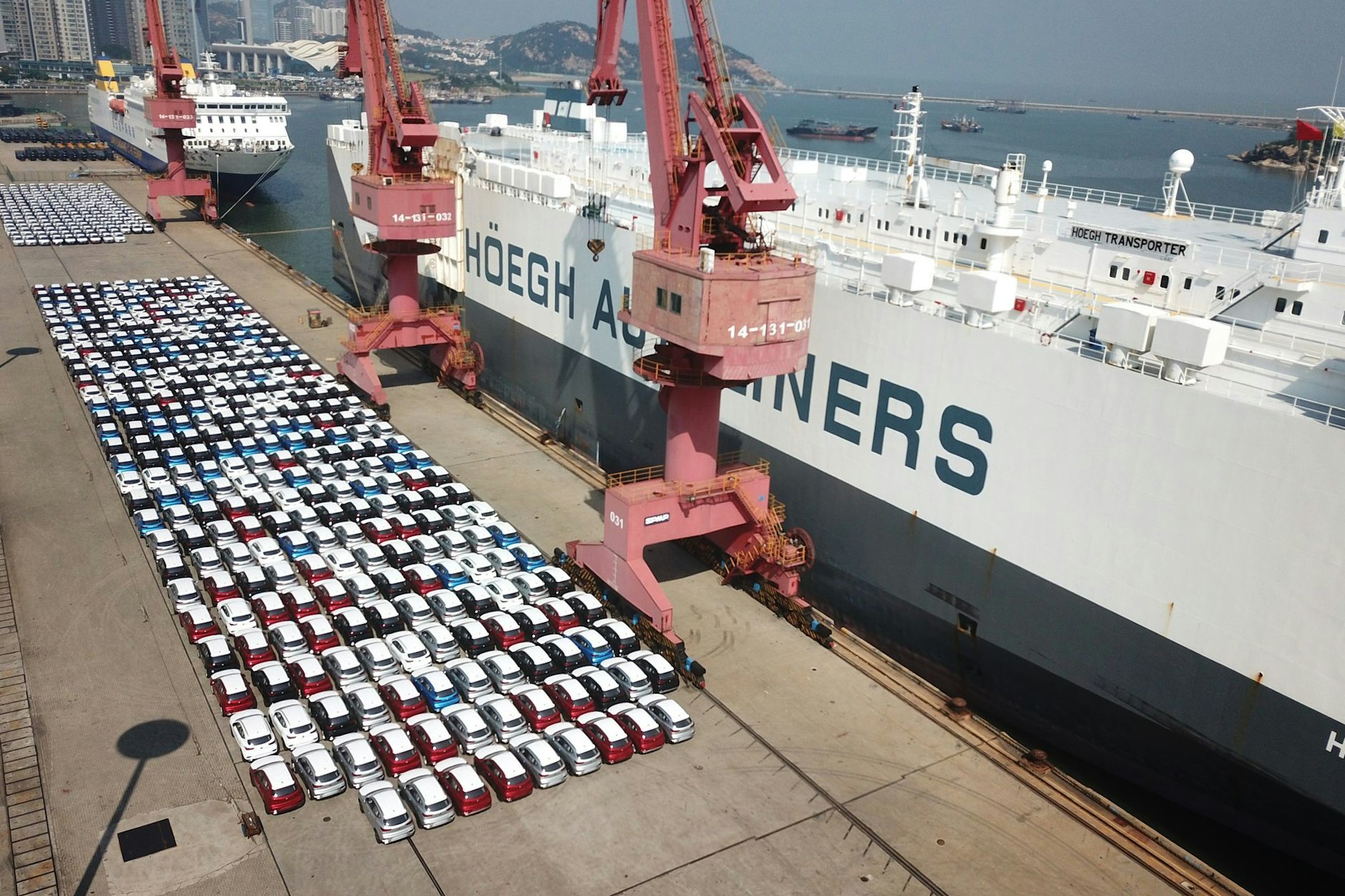 Chinesische Elektroautos für die Welt: Ein Schiff soll im Hafen von Lianyungang in der ostchinesischen Provinz Jiangsu die Exportschlager von BYD & Co. exportieren.