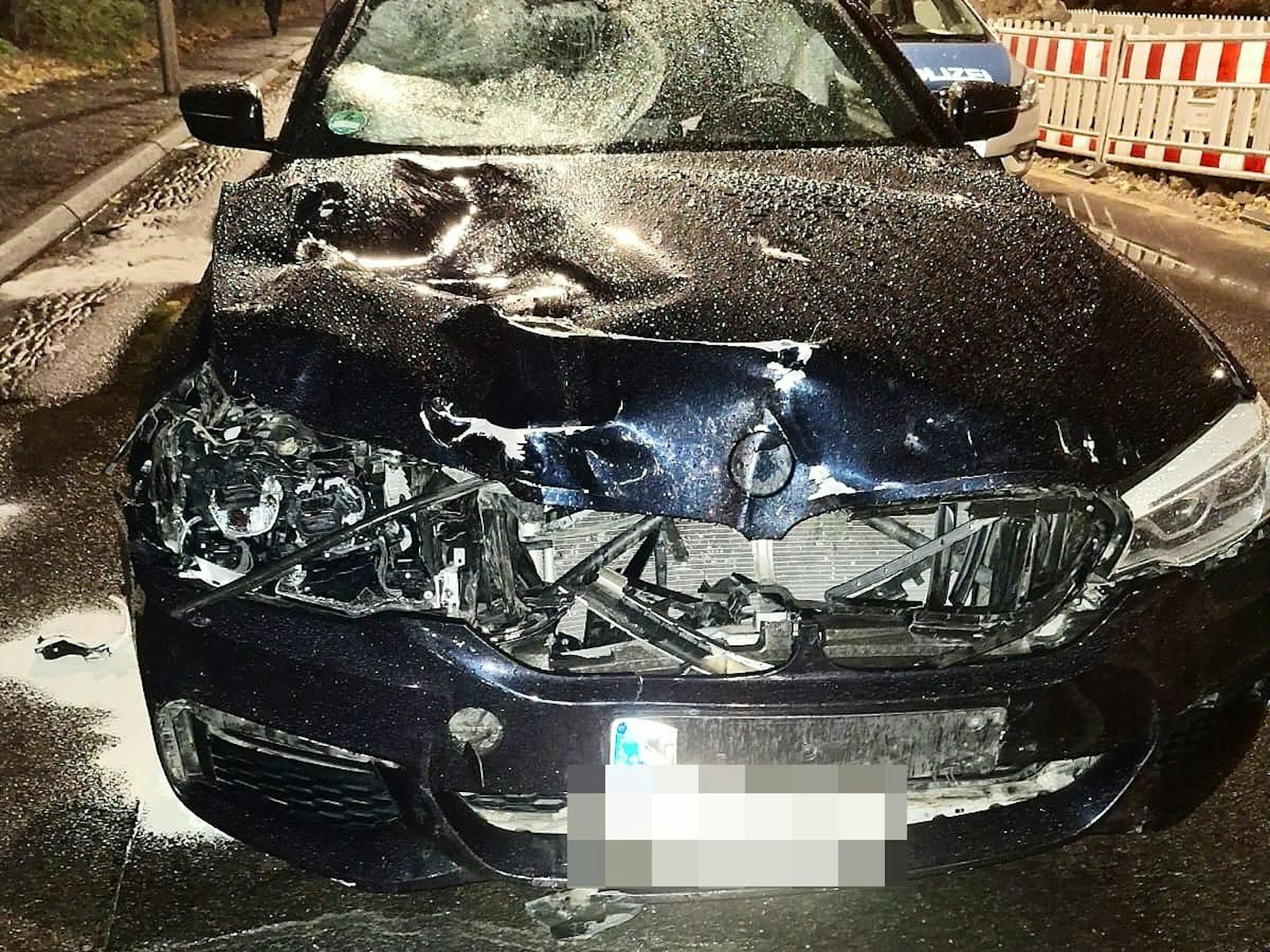Der BMW erfasste einen Radfahrer, der daraufhin durch die Luft geschleudert wurde. Er war laut ersten Berichten sofort tot.
