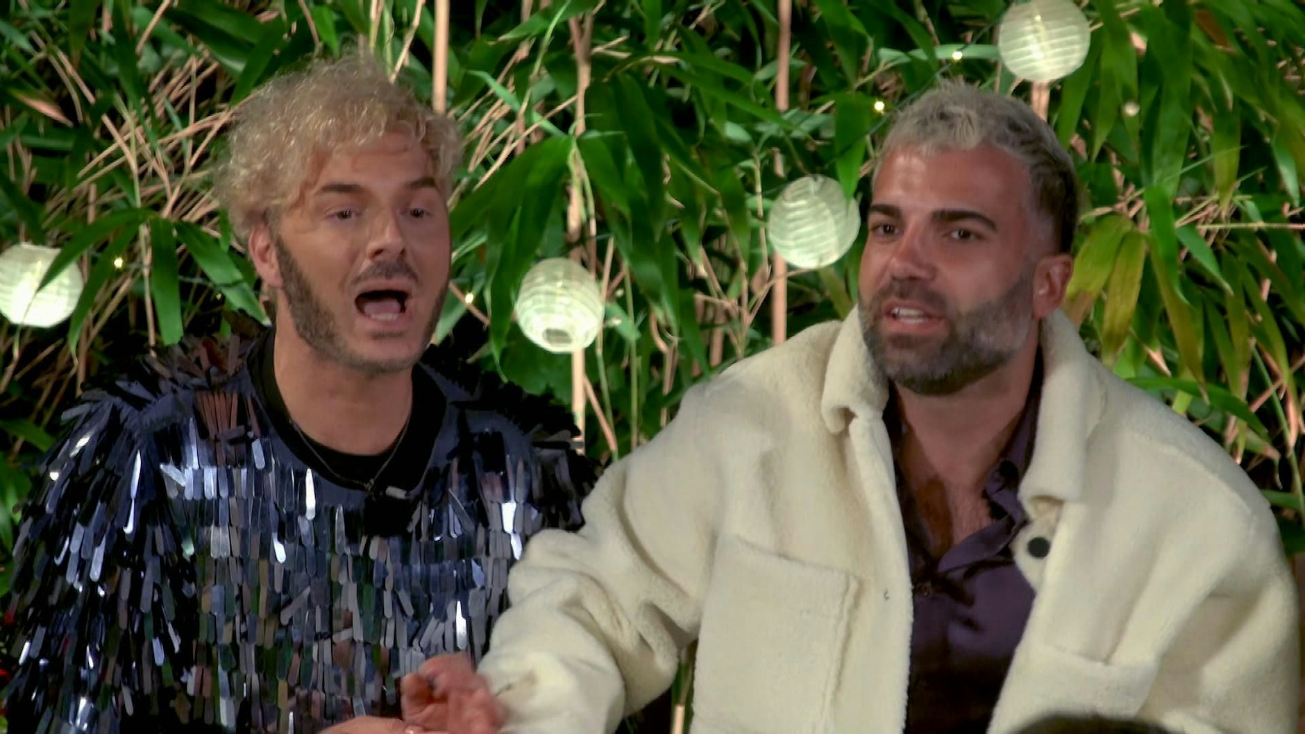 Sam Dylan und Rafi Rachek teilen im „Sommerhaus“-Wiedersehen ordentlich aus.