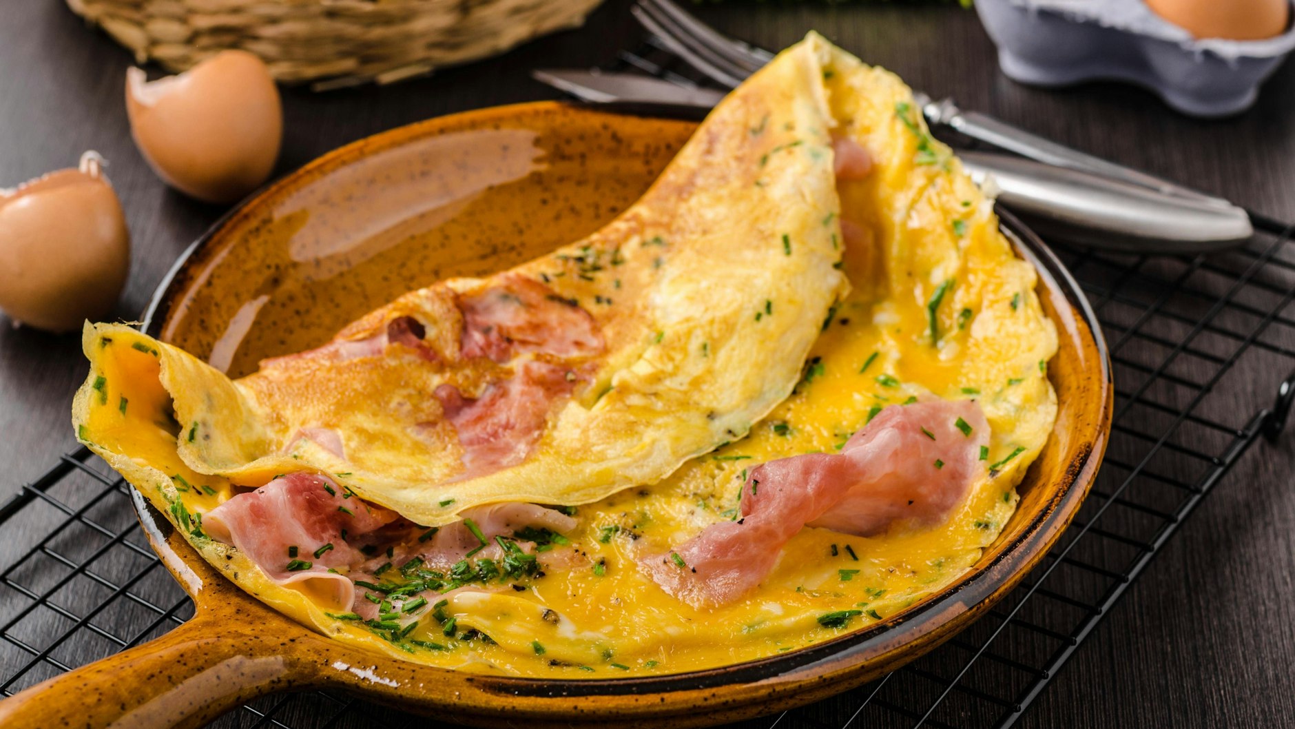 Darauf achten, das Omelette nicht zu spät aus der Pfanne zu nehmen. Es sollte noch schön saftig sein.