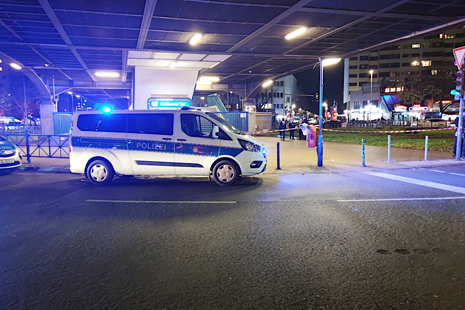 Während einer Demo am Kottbusser Tor kam es am Montagabend zu Ausschreitungen.