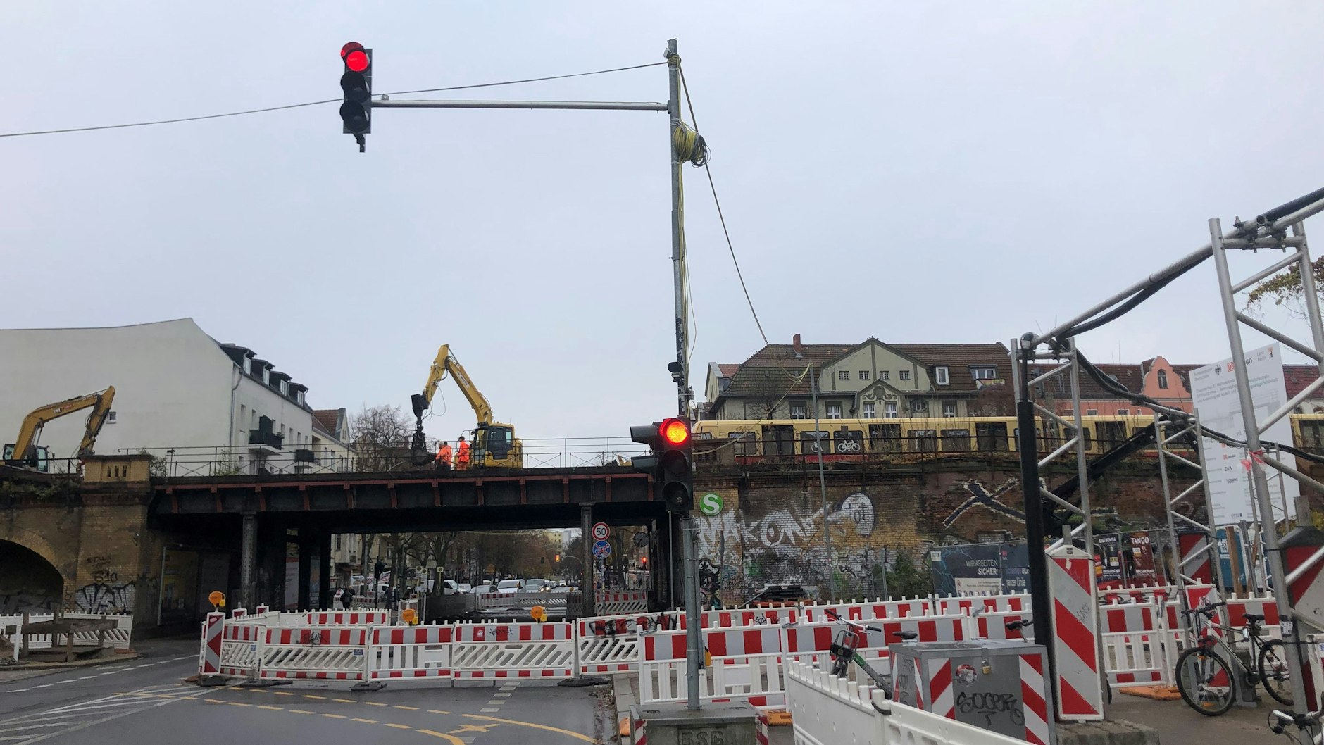 Die alte Brücke an der Wollankstraße muss abgerissen werden, eine neue wird gebaut.
