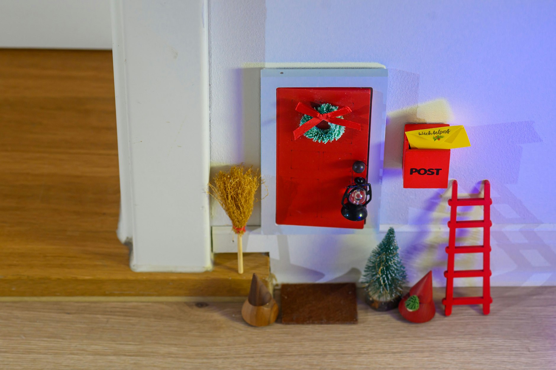 Anfang der Adventszeit zieht der Wichtel ein, zu erkennen an der Wichteltür. Zu sehen bekommt man den winzigen Kobold nicht. Er ist nachtaktiv.