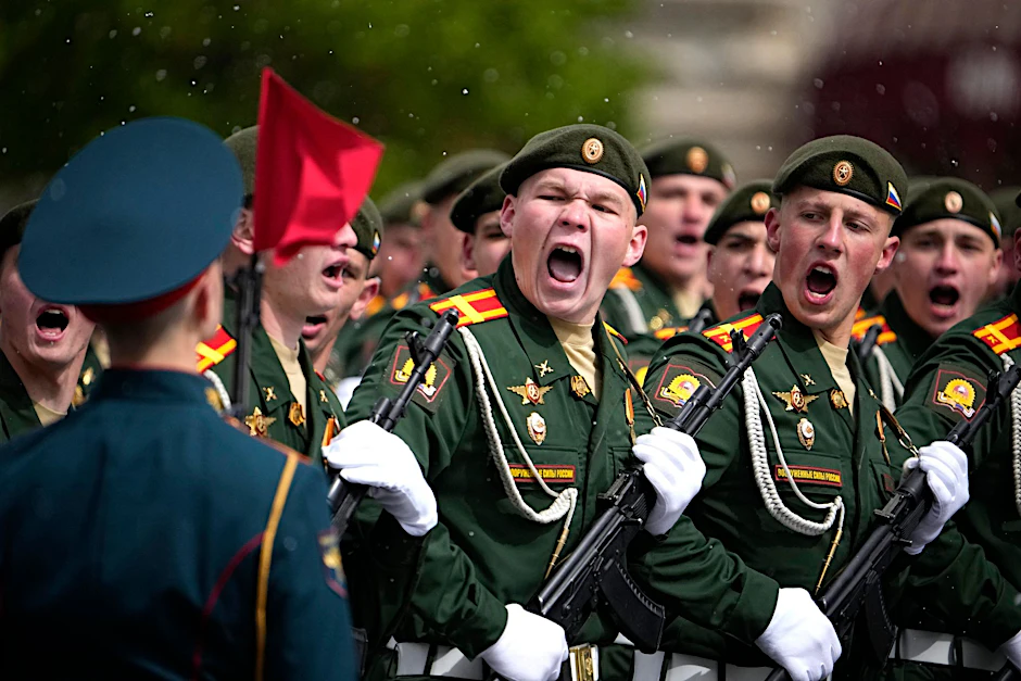 Russische Soldaten marschieren während einer Militärparade in Moskau.