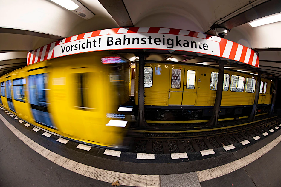 Züge am U-Bahnhof Theodor-Heuss-Platz.