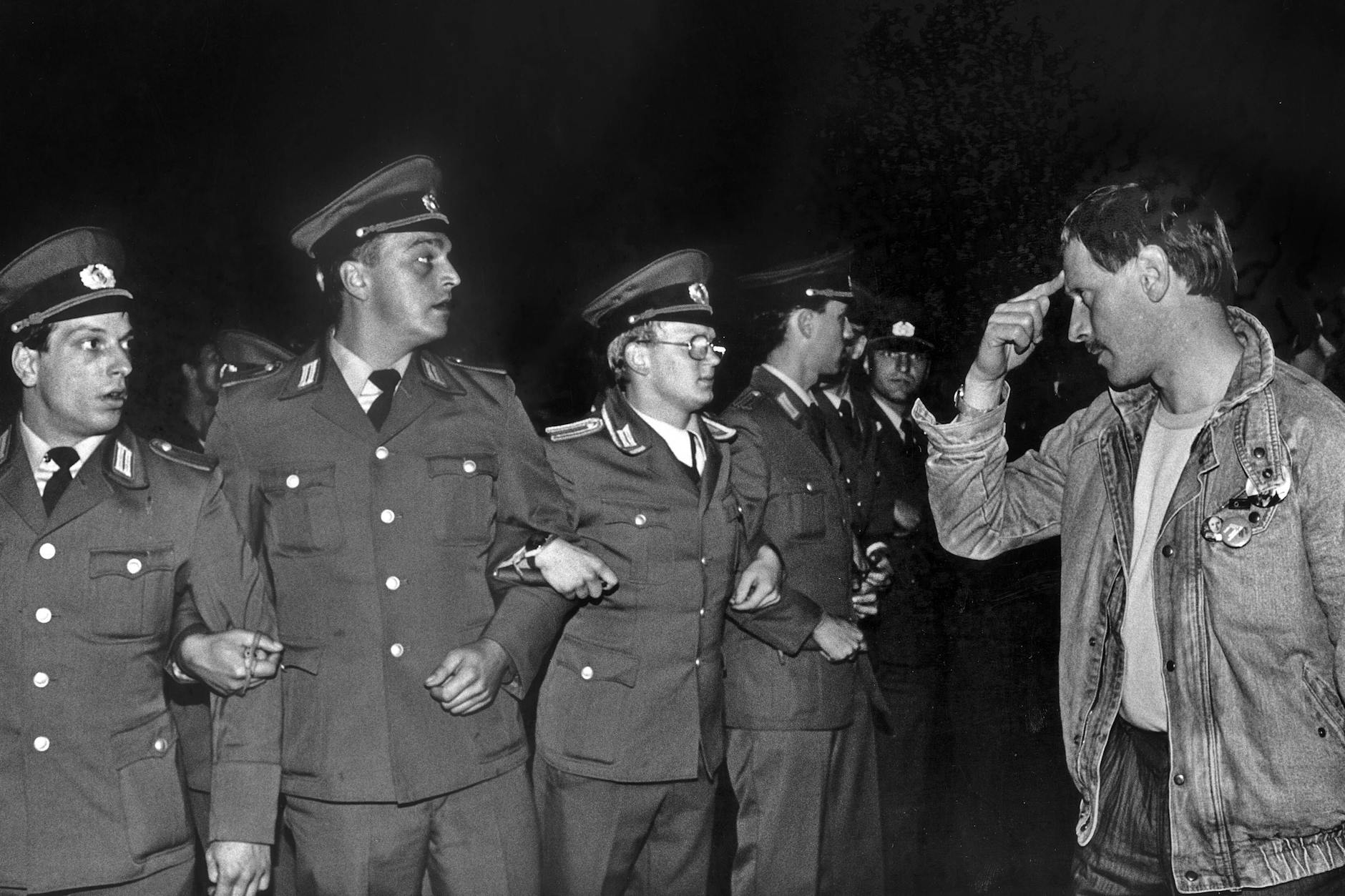Polizisten beenden eine Demonstration für demokratische Reformen im Herbst 1989, Ost-Berlin.