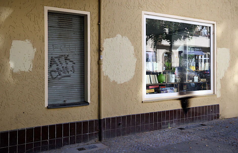 Berlin-Mitte im Mai 2024: Eine antisemitische Schmiererei, die das Klischee eines Juden mit Vampirzähnen zeigt, auf einem Stromkasten nahe einer Synagoge.