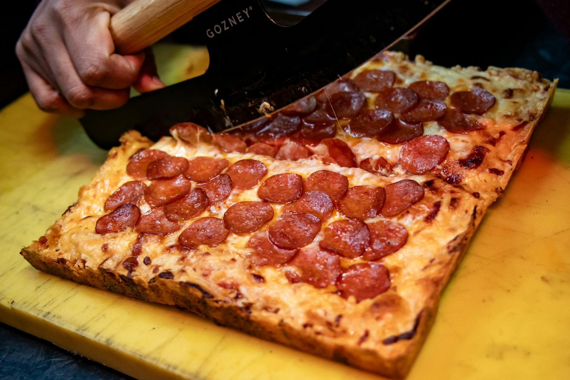 Die Deep-Pepperoni-Pizza von Fergy. Wer hier nicht satt wird, dem ist nicht zu helfen.