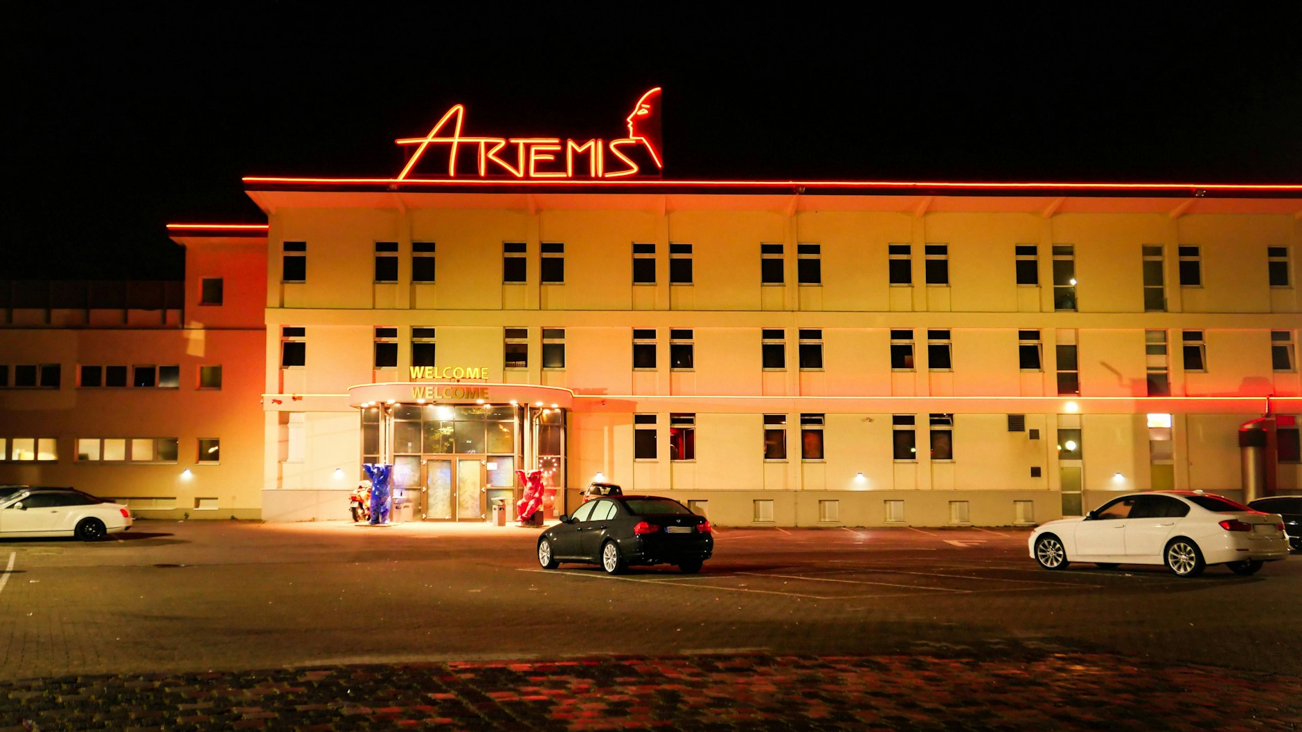 Das Artemis nahe der Stadtautobahn