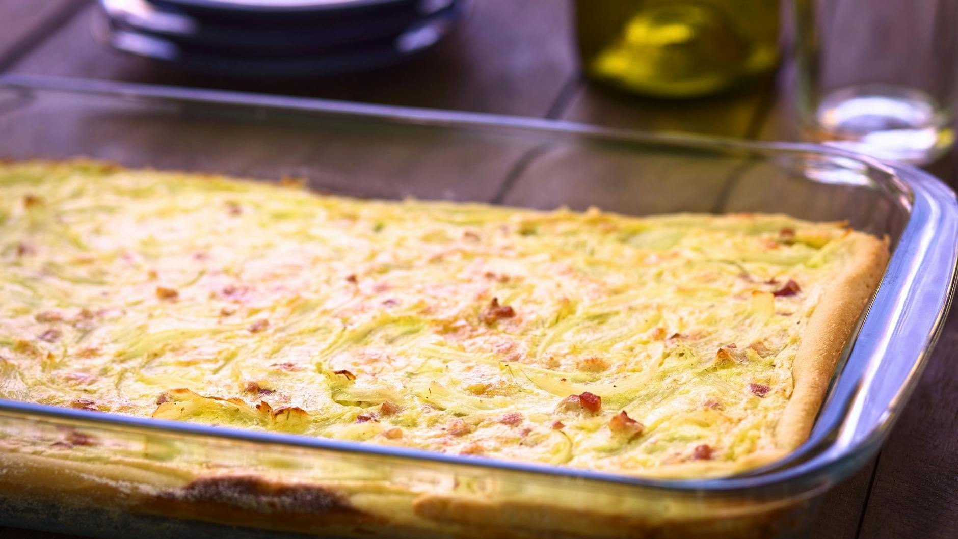 Sie können den Zwiebelkuchen auch in einer Auflaufform zubereiten. Je nach Größe der Form, die Mengen bei den Zutaten anpassen.