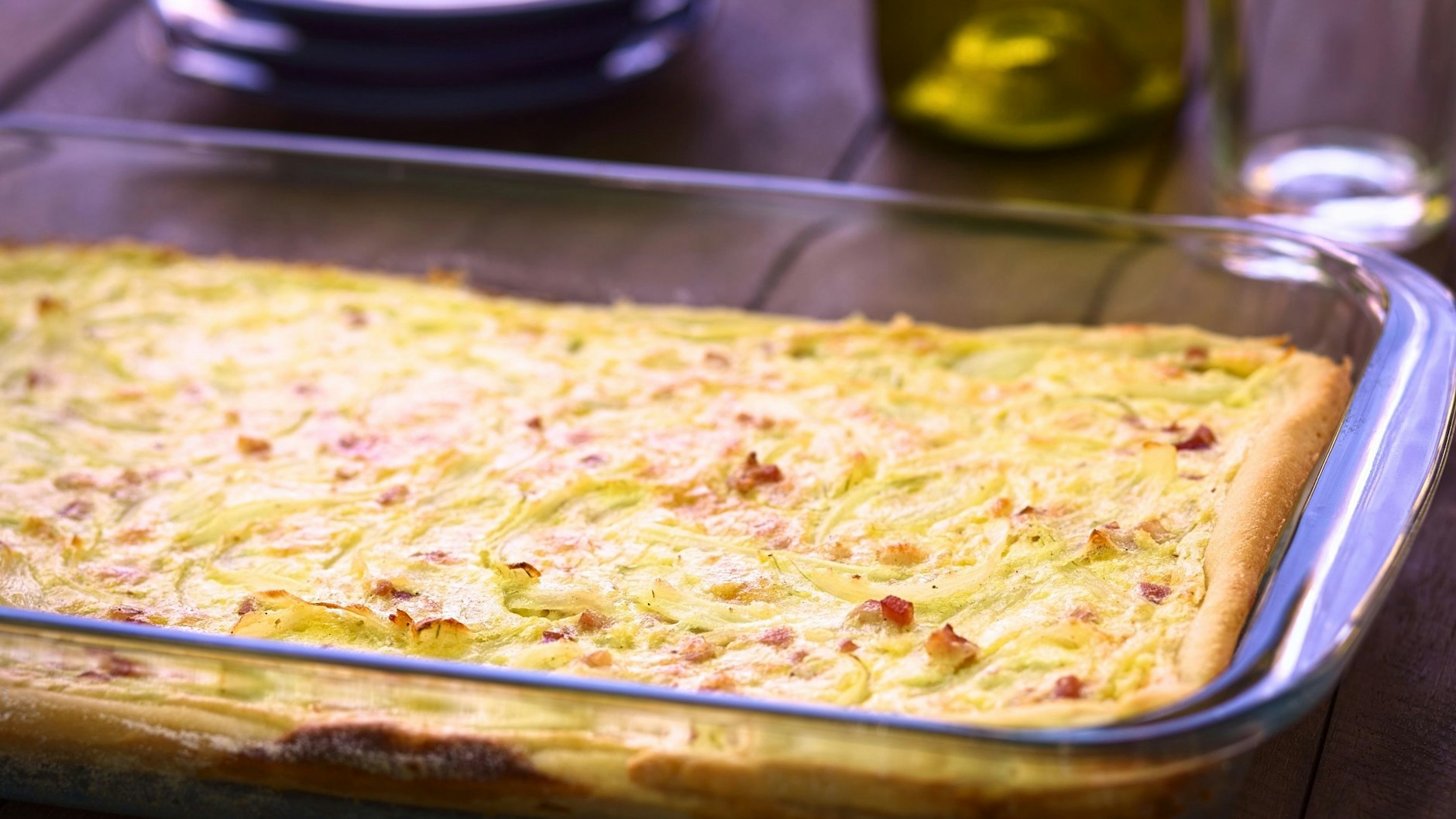 Sie können den Zwiebelkuchen auch in einer Auflaufform zubereiten. Je nach Größe der Form, die Mengen bei den Zutaten anpassen.