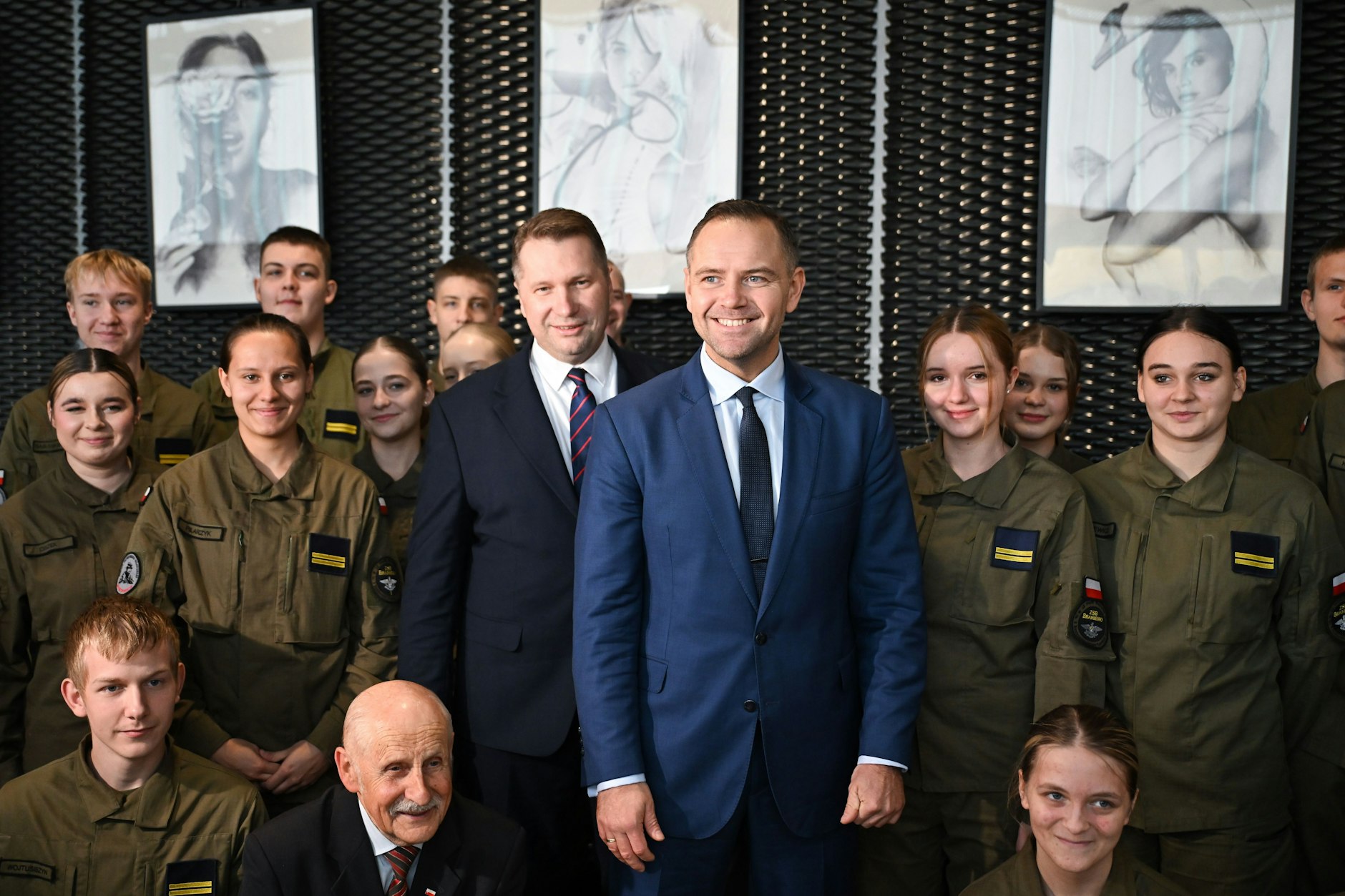 Danzig im November 2024: Der Leiter des Polnischen Instituts des Nationalen Gedenkens (IPN), Karol Nawrocki, und der ehemalige Bildungsminister Przemyslaw Czarnek posieren für ein Foto während des Pommerschen Kongresses des Nationalen Gedenkens.
