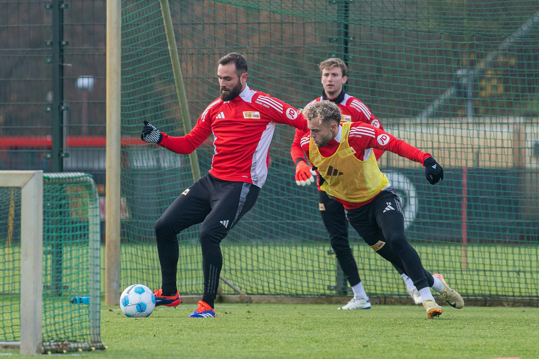 Lucas Tousart (l.) gibt beim Training des 1. FC Union Vollgas. Er drängt auf einen Einsatz bei den Köpenickern.