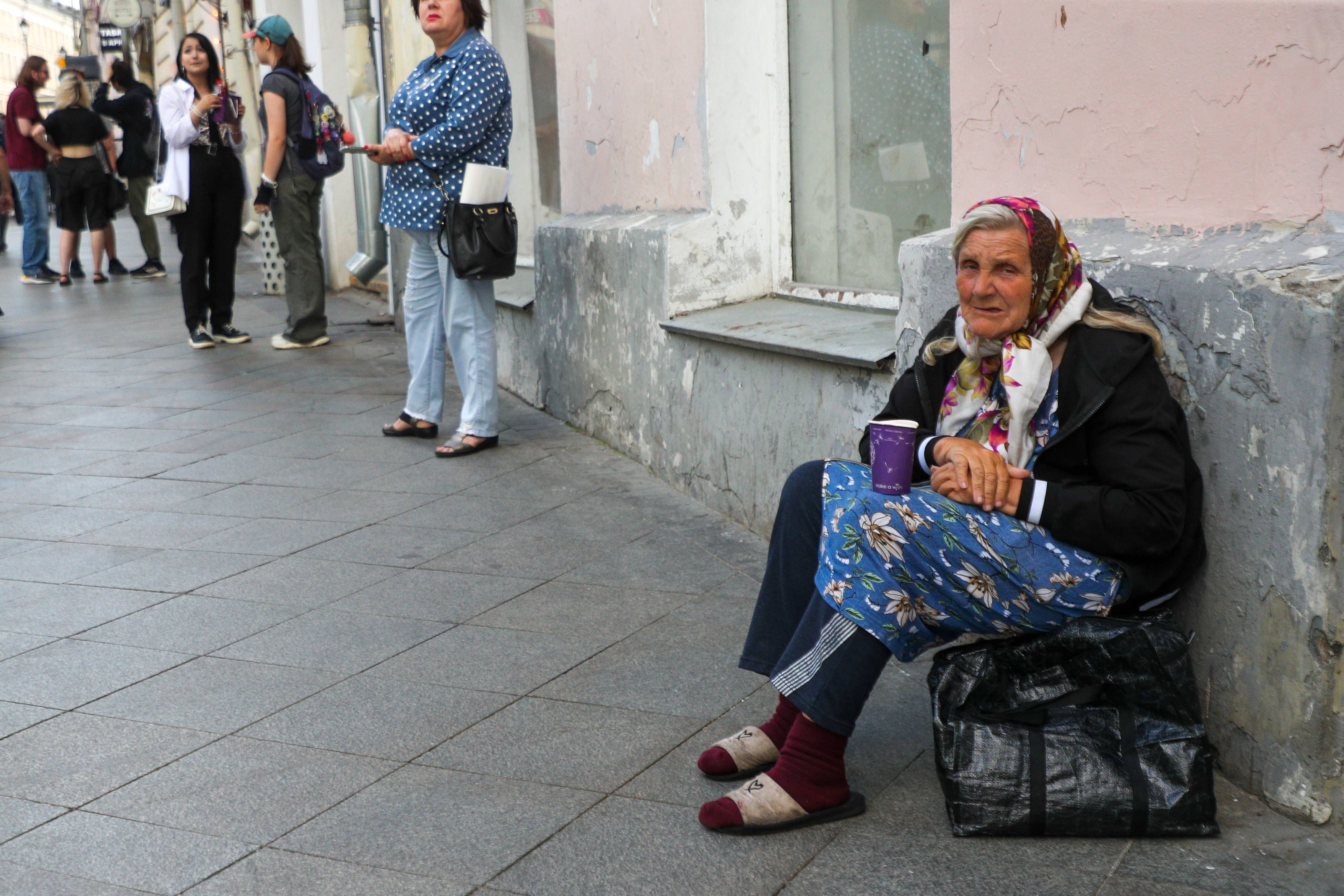 Rubel auf neuem Tief: Lässt Putin arme Russen für den Krieg blechen?