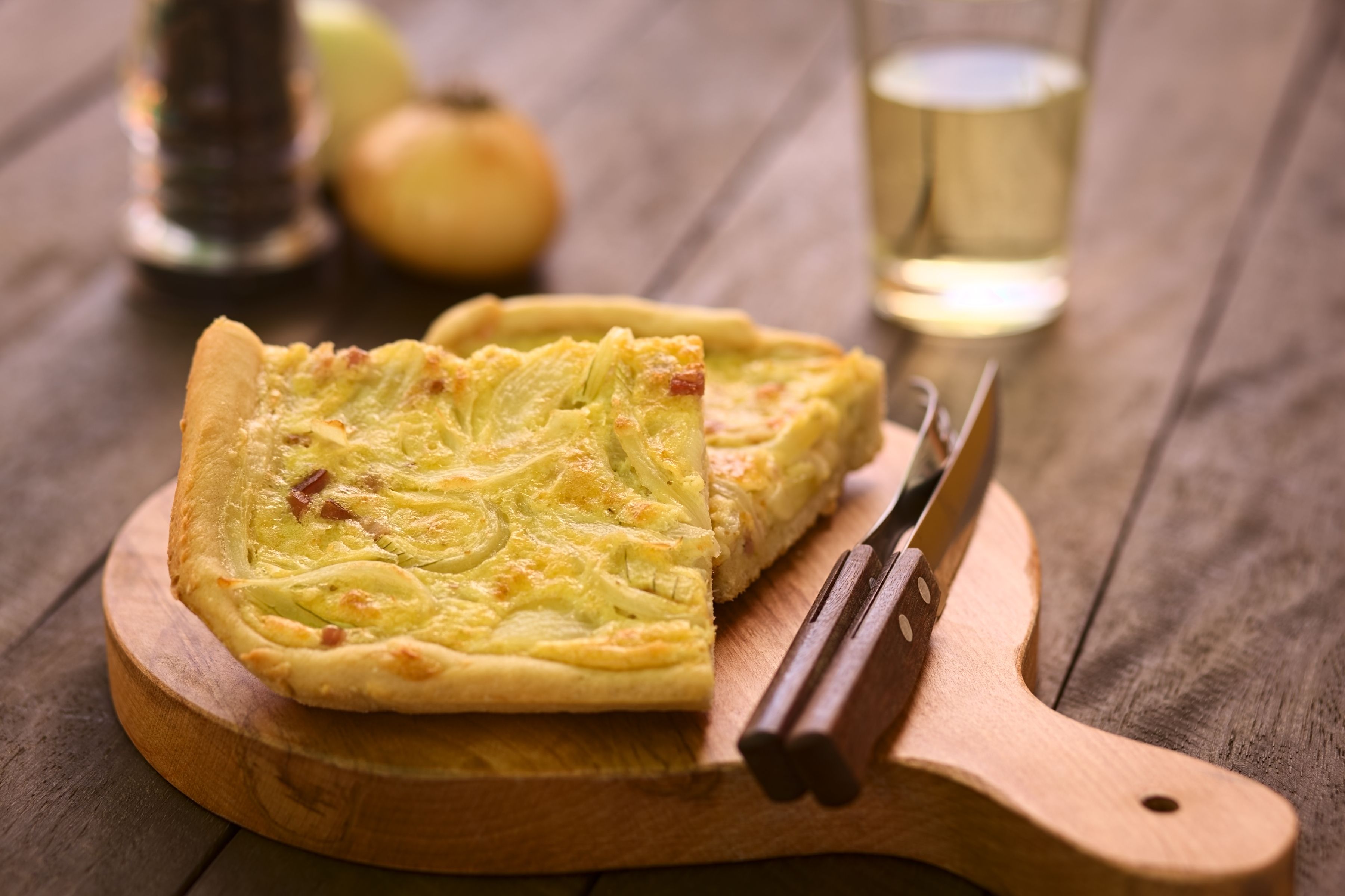Rezept für saftigen herzhaften Zwiebelkuchen mit Quark-Teig