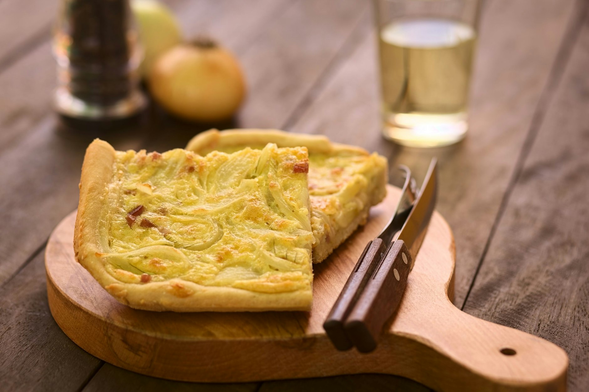 Zwiebelkuchen ist perfekt für eine gemütliche Runde.