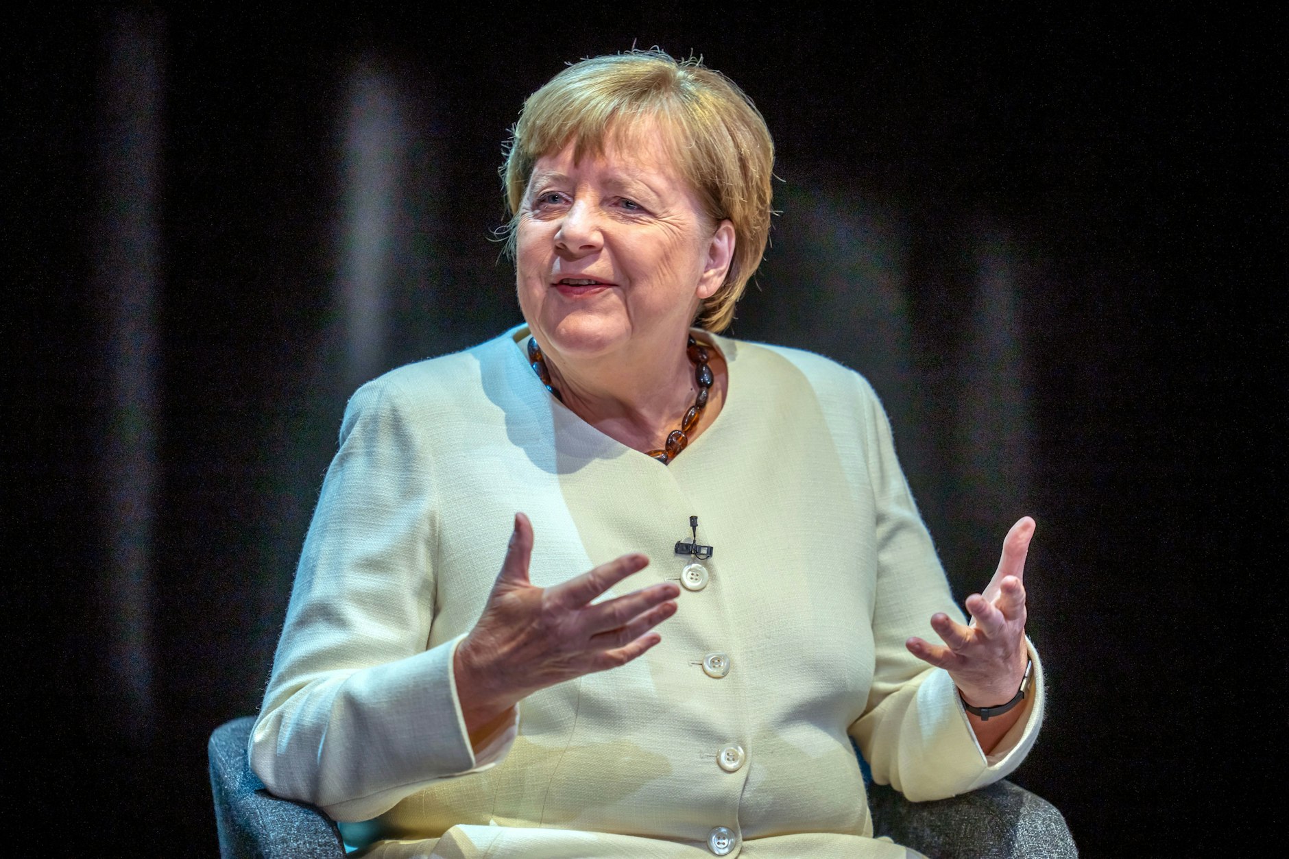 Ex-Kanzlerin Angela Merkel stellt im Deutschen Theater ihr Buch „Freiheit. Erinnerungen 1954–2021“ vor.