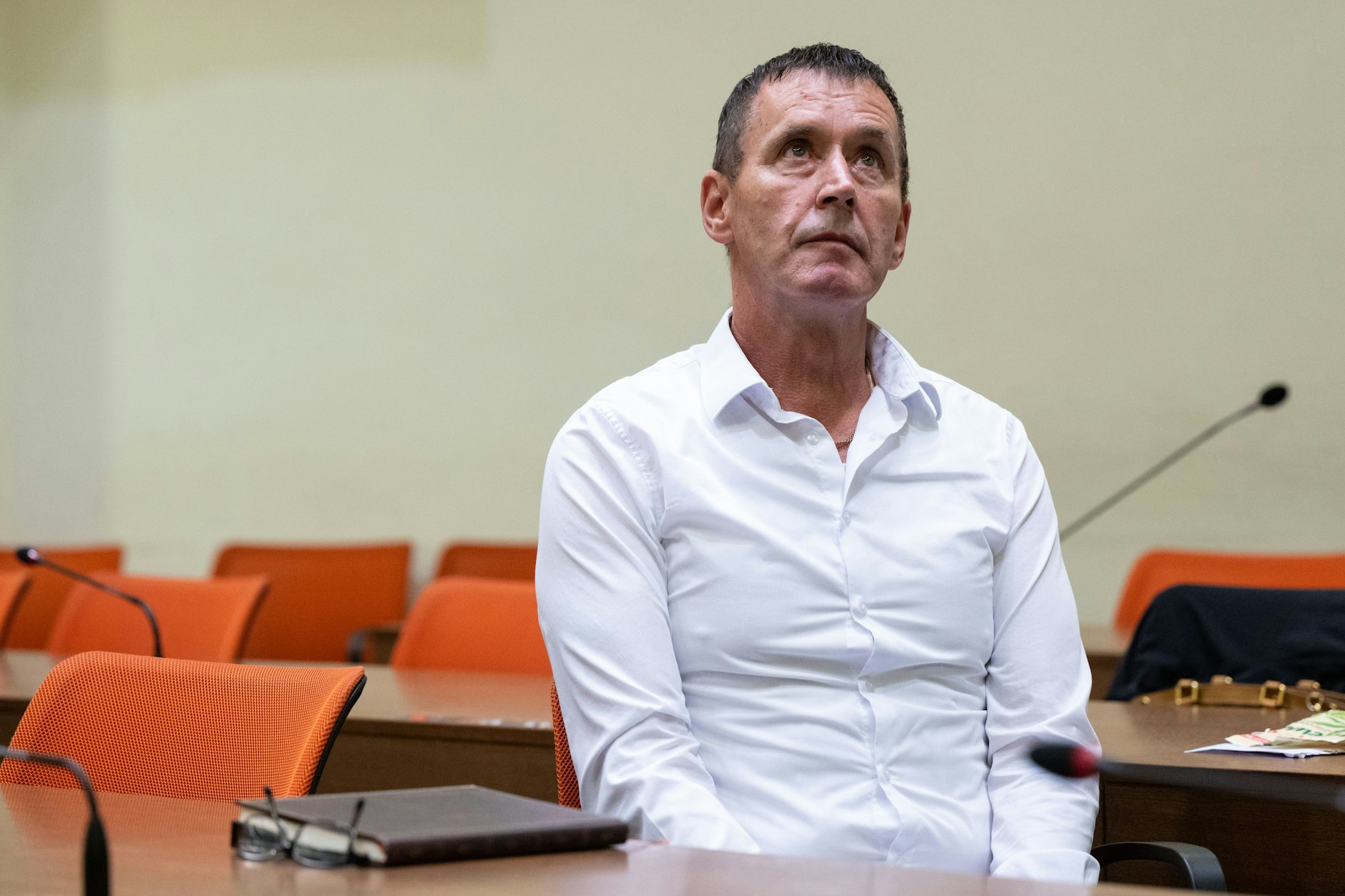 Manfred Genditzki im Juli 2023 beim Wiederaufnahmeverfahren um den sogenannten Badewannen-Mordfall im Gerichtssaal in München.