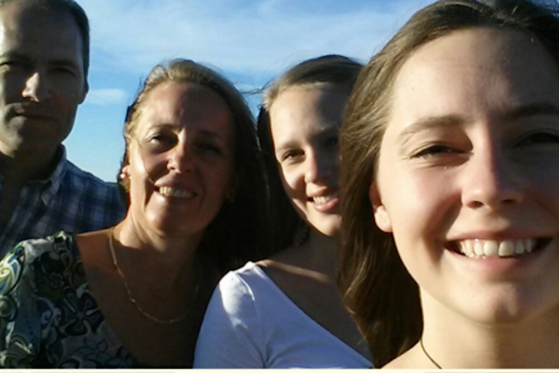 Im Urlaub in Namibia verlor Antonia (ganz rechts im Bild) ihre Eltern und ihre Schwester bei einem Autounfall.