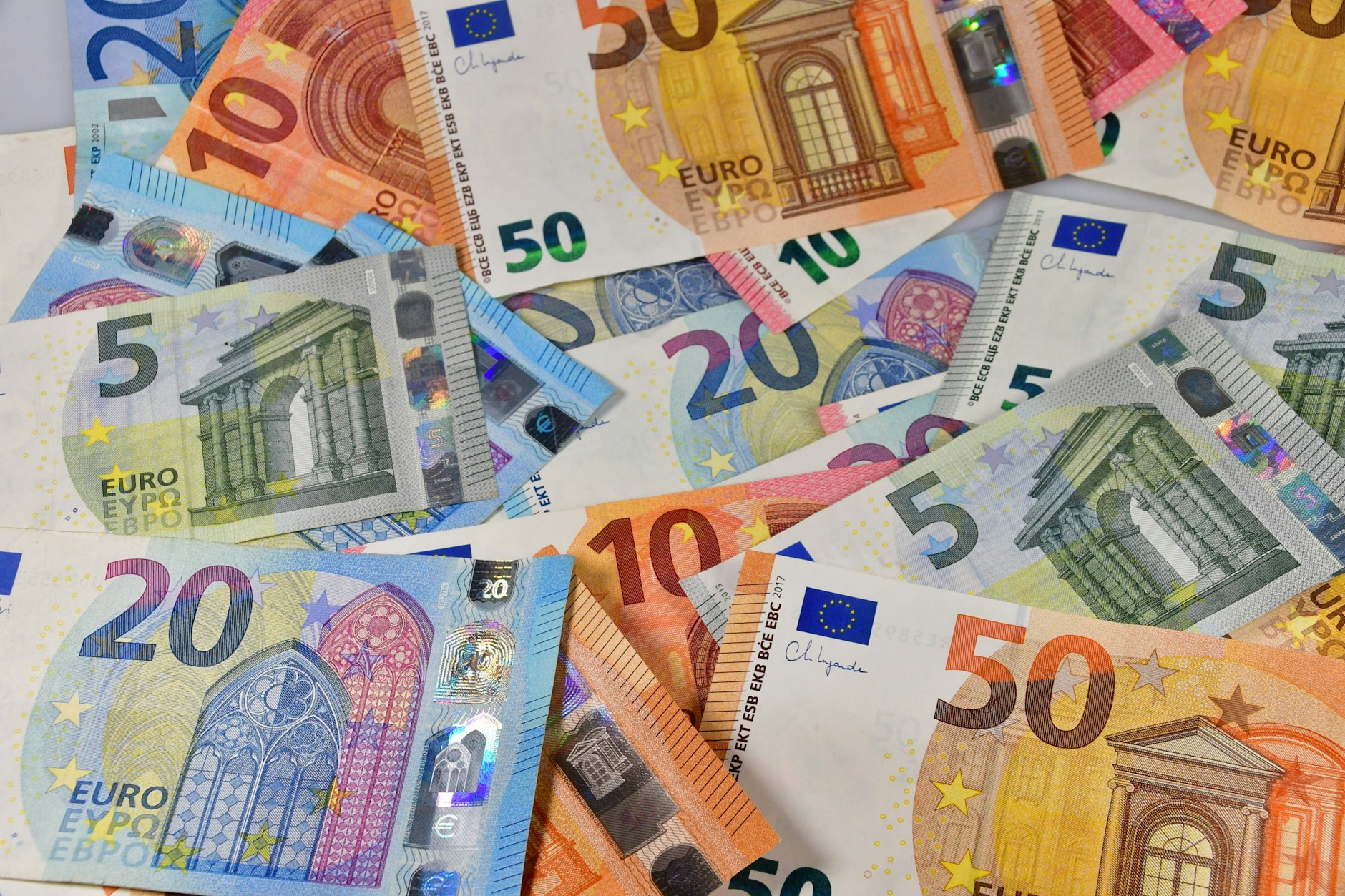 Hertha BSC und das liebe Geld. Die Finanzsünden der vergangenen Jahre müssen jetzt ausgebügelt werden. Es geht um die Lizenz für die Saison 2024/25.