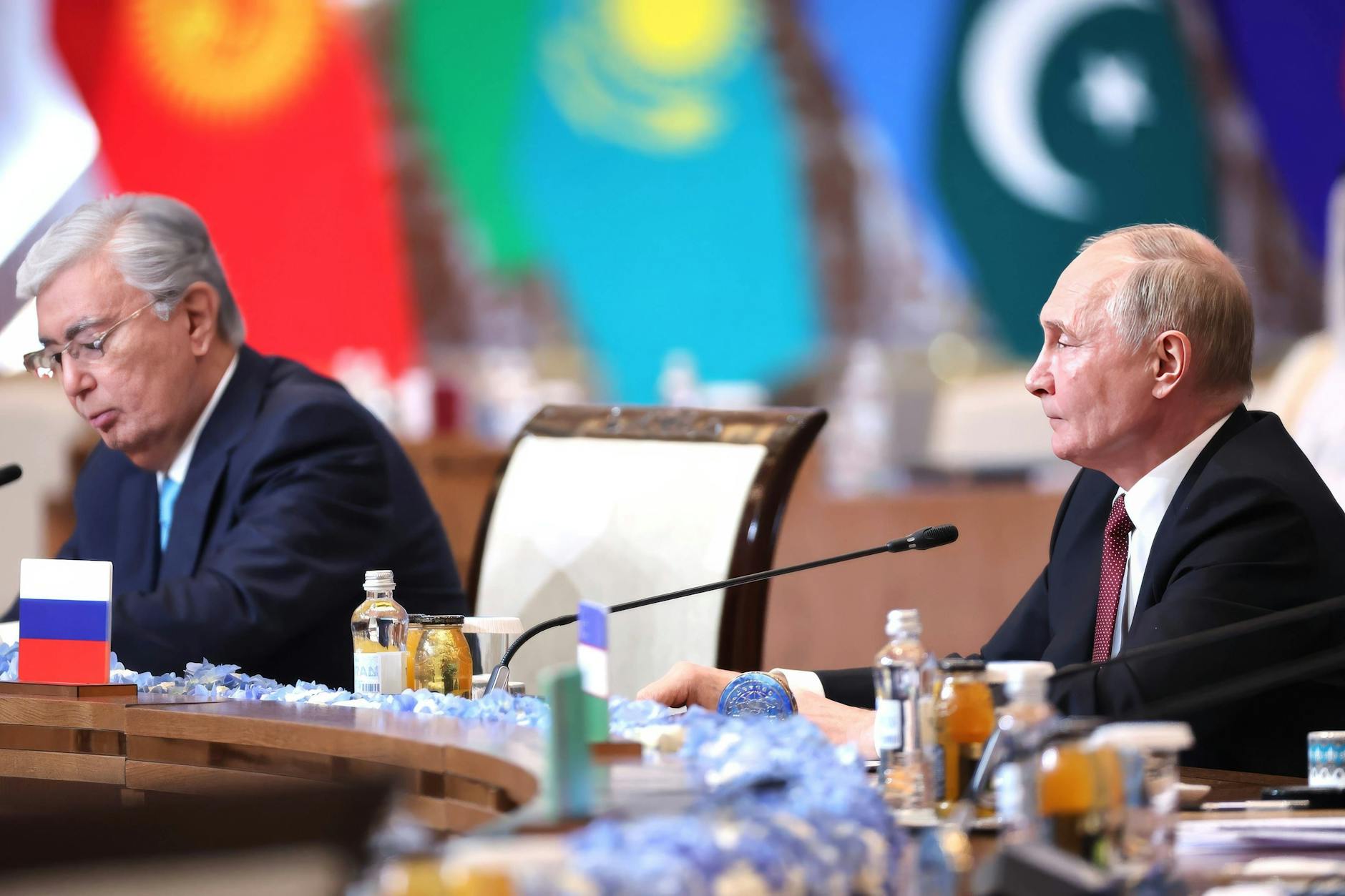 Russlands Präsident Wladimir Putin und der kasachische Präsident Kassym-Schomart Tokajew während eines Gipfels der SOZ-Gruppe (Shanghaier Organisation für Zusammenarbeit) in Astana im Sommer dieses Jahres.