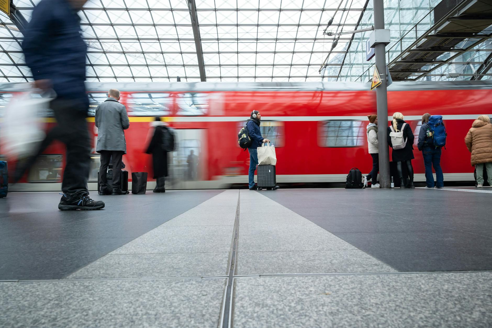 Reisende werden 2025 im Bahnverkehr auf eine harte Probe gestellt.