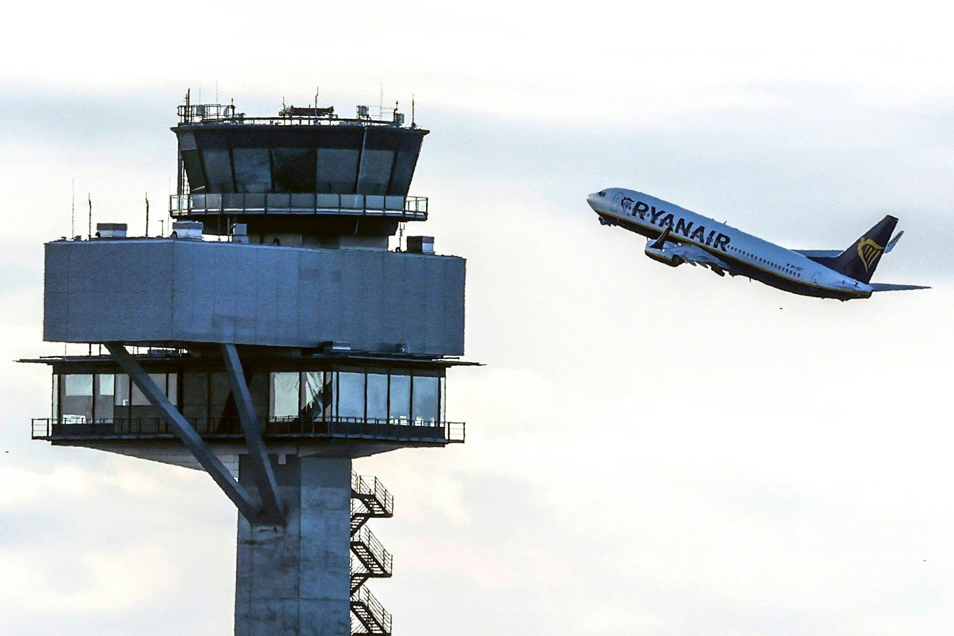 Take Off am BER: Eine Ryanair-Maschine startet vor der Kulisse des neuen Schönefelder Lotsenturms der Deutschen Flugsicherung. Noch werden von hier 54 Routen bedient. Im vergangenen Geschäftsjahr 2023/24 hat Ryanair europaweit fast 184 Millionen Fluggäste befördert