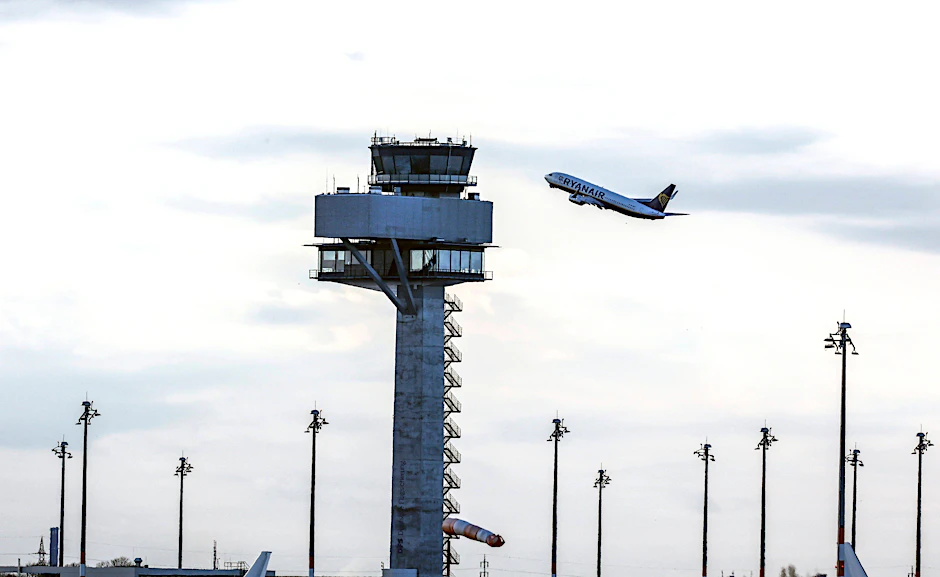 Take Off am BER: Eine Ryanair-Maschine startet vor der Kulisse des neuen Schönefelder Lotsenturms der Deutschen Flugsicherung. Noch werden von hier 54 Routen bedient. Im vergangenen Geschäftsjahr 2023/24 hat Ryanair europaweit fast 184 Millionen Fluggäste befördert