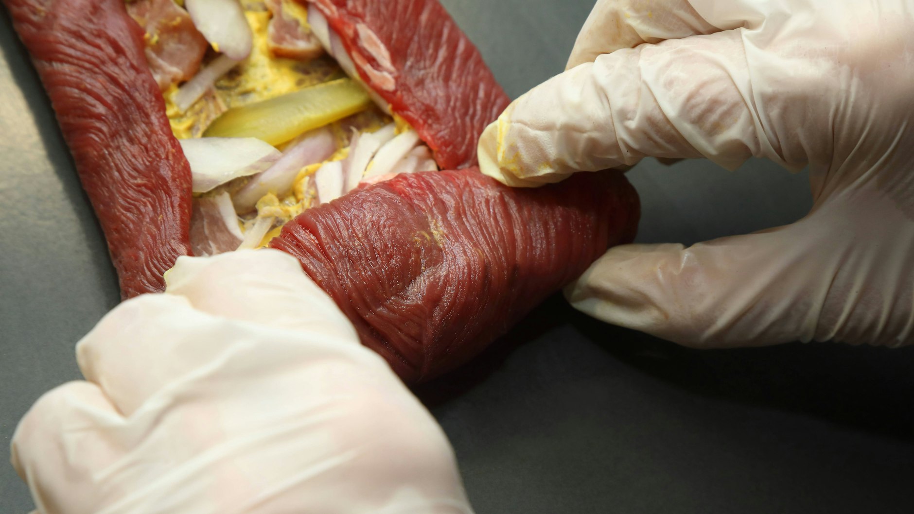 Das Rezept für Rinderrouladen ist genial, die Rouladen werden gewickelt und dann lange geschmort, bis sie richtig zart sind. 