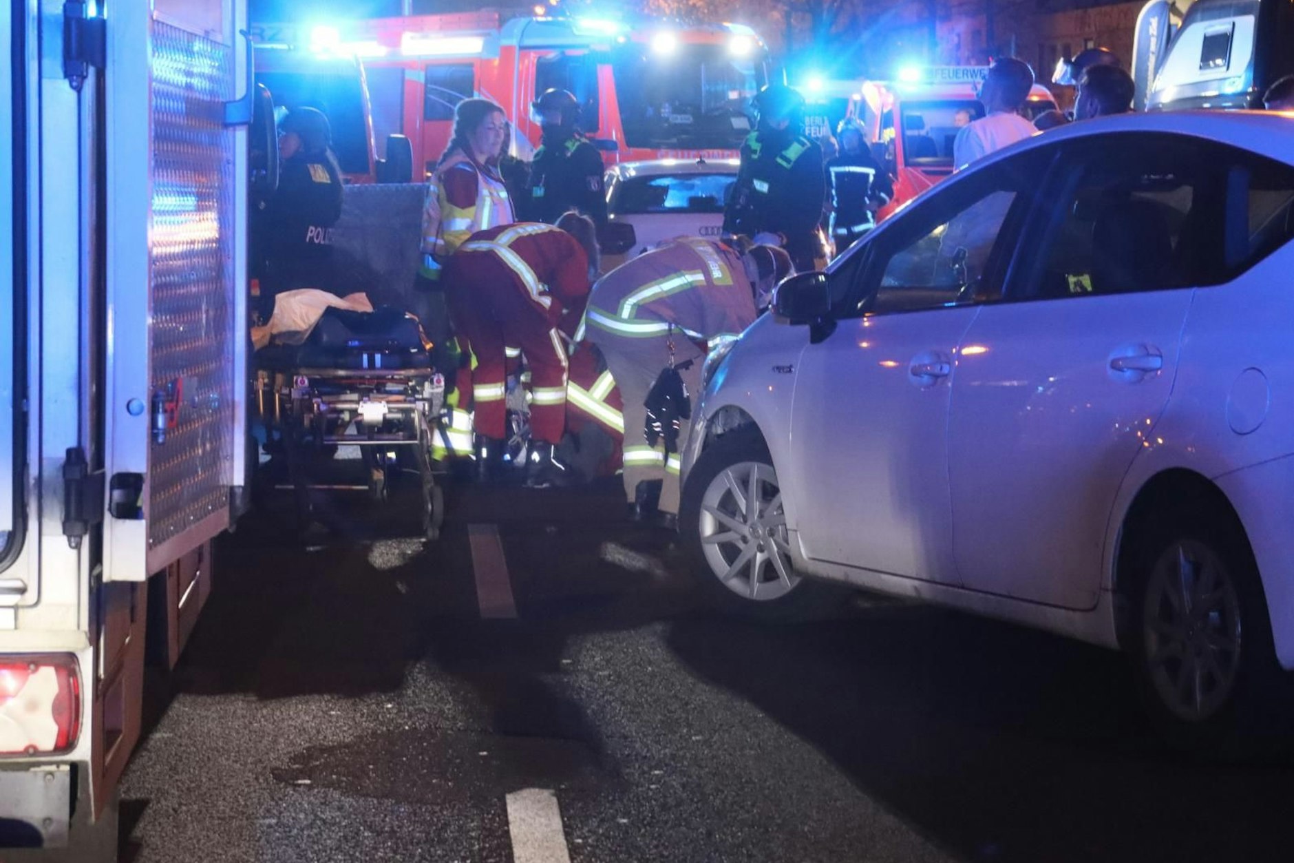 In der Nacht geb es offenbar Schüsse in Gneisenaustraße. Ein Mann schwebt in Lebensgefahr.