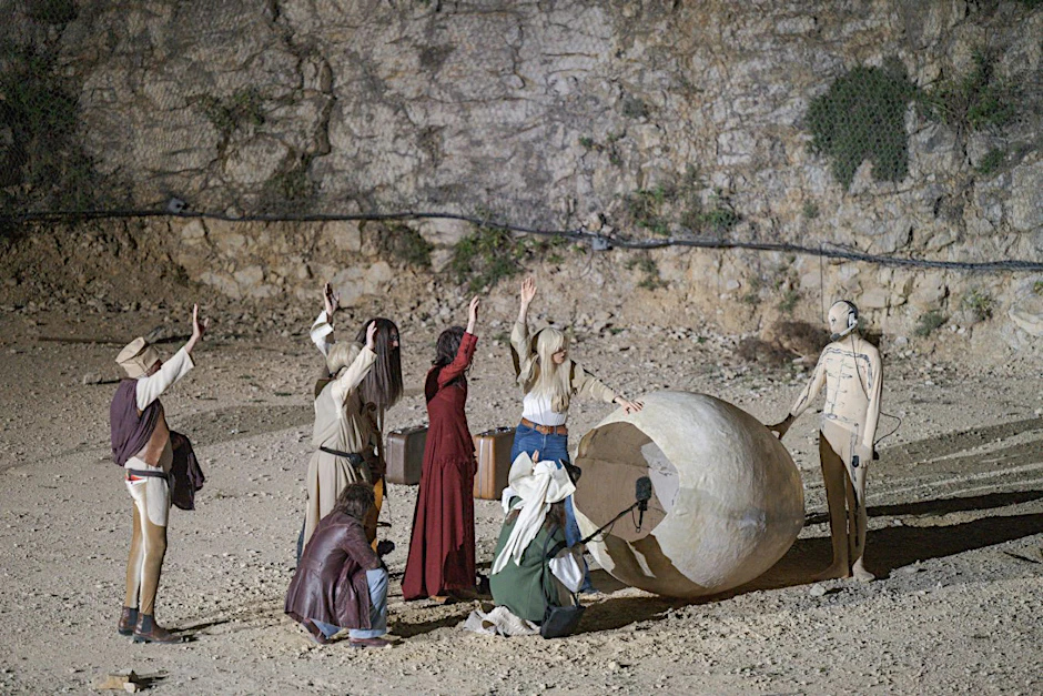 Ein geköpftes Ei erinnert an Hieronymus Bosch: „Garten der Lüste“&nbsp;von Philippe Quesne