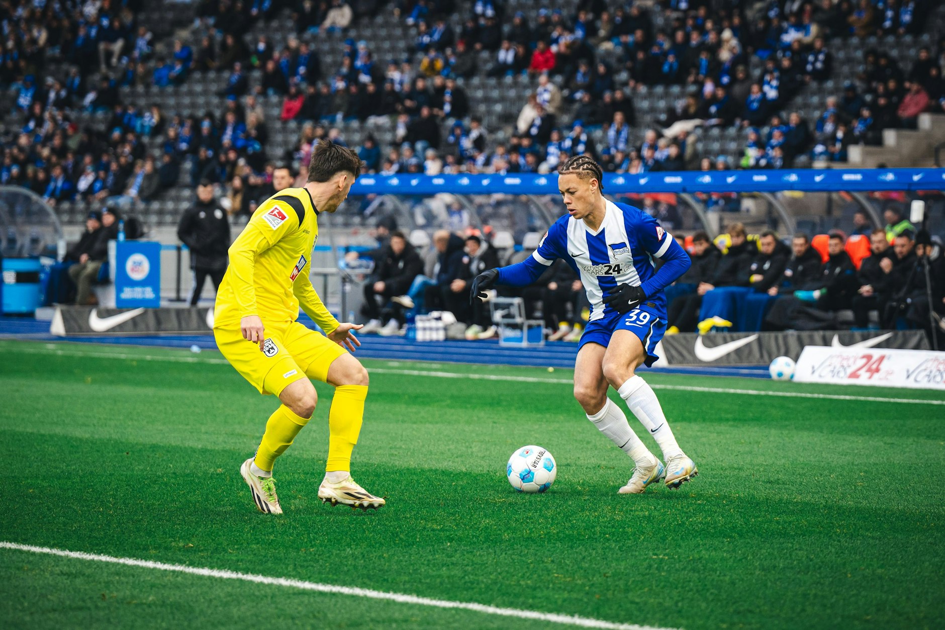 Hertha-Offensivspieler Derry Scherhant (r.) verzettelte sich zuletzt gegen den SSV Ulm zu häufig im Eins-gegen-eins.