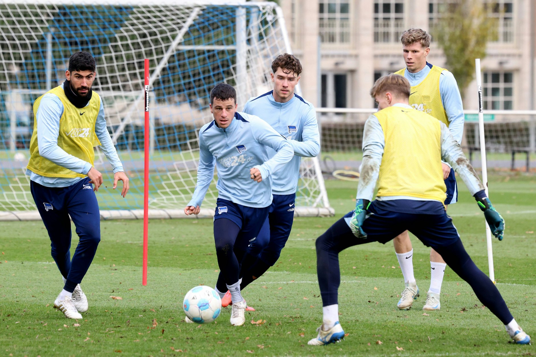 Herthas Mittelfeldboss Diego Demme (M.) überzeugte im Mannschaftstraining in dieser Woche. Sein Startelf-Comeback naht.