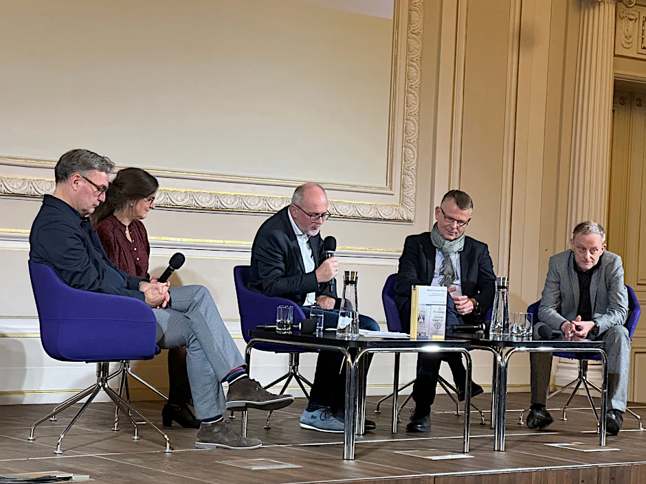 Achim Bonte, Vanessa de Senarclens, Moderator Tomas Fitzel, Krzysztof Ruchniewicz, Gilbert Lupfer (v.l.) beim Podiumsgespräch